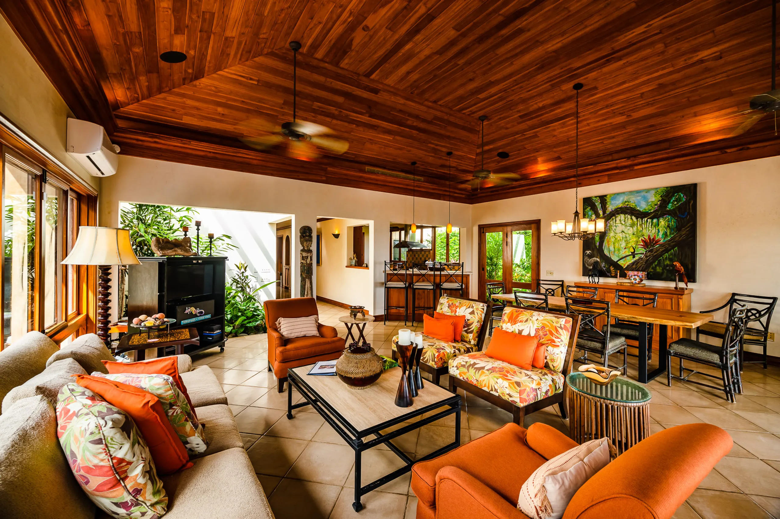 Exquisite Beachfront Villa with Private Infinity Pool and Tropical Gardens — photograph 7