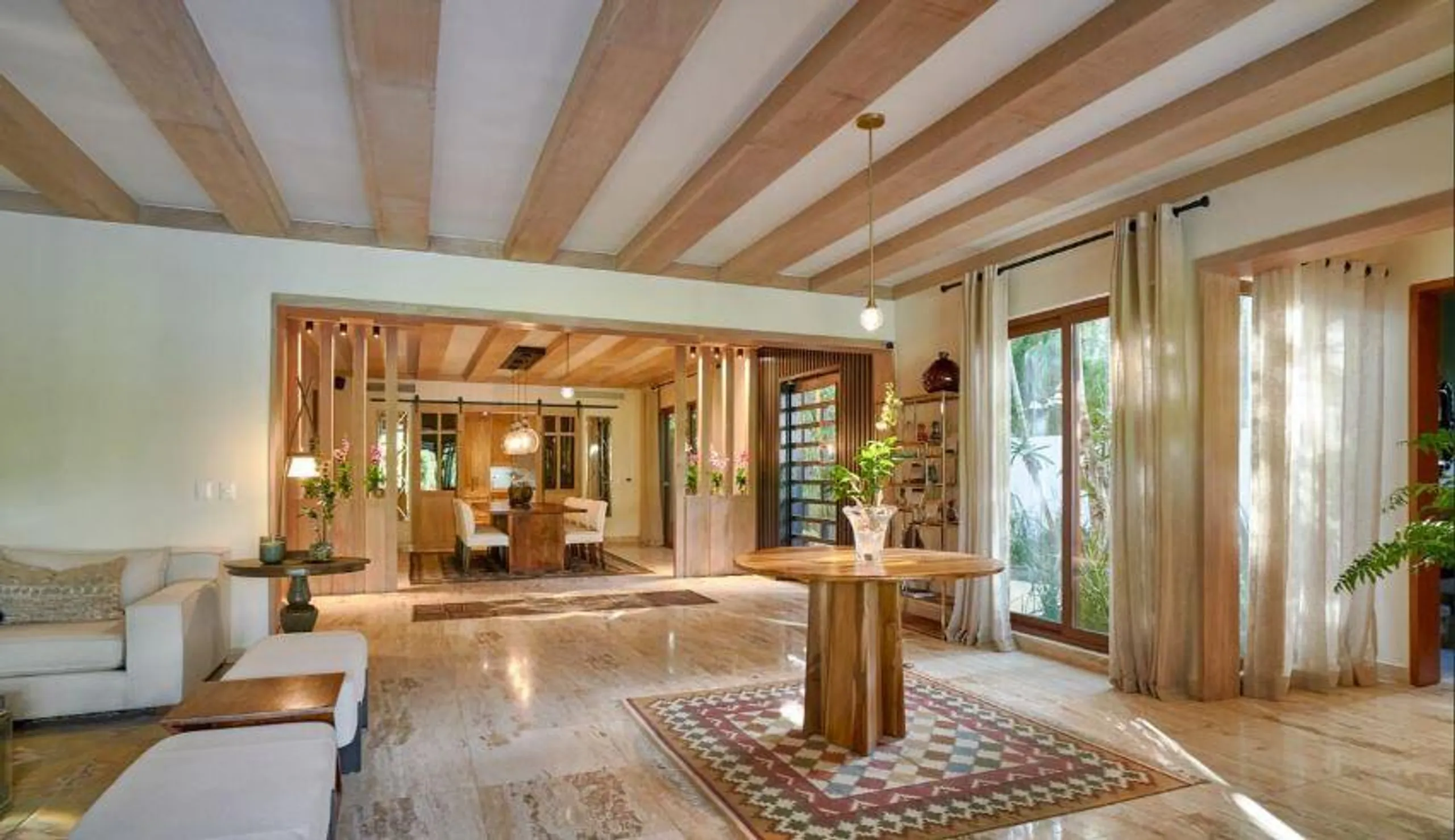 Sophisticated Villa with Private Heated Infinity Pool and Proximity to the Marina — photograph 10
