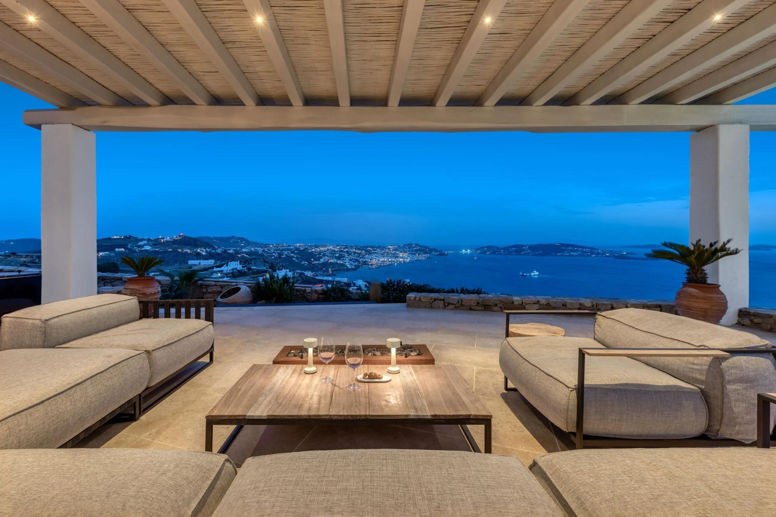 Rich Mykonos Villa with Crystalline Pool and Jacuzzi — photograph 12