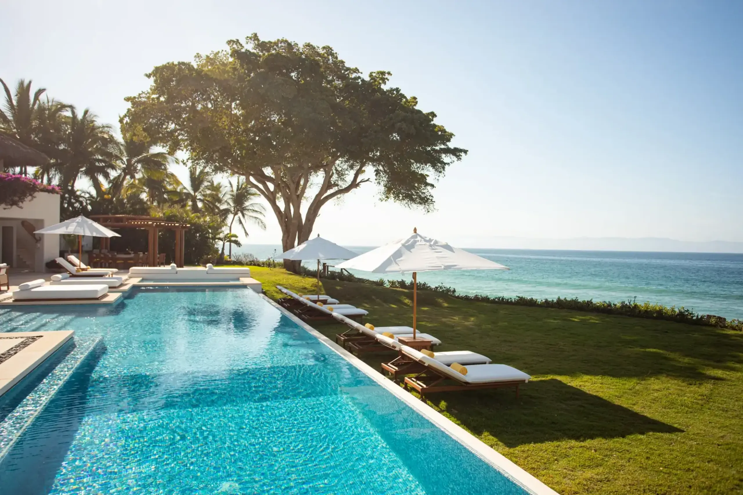 Glamorous Los Ranchos Estate Villa with Infinity Pool, and Beach Access — photograph 3