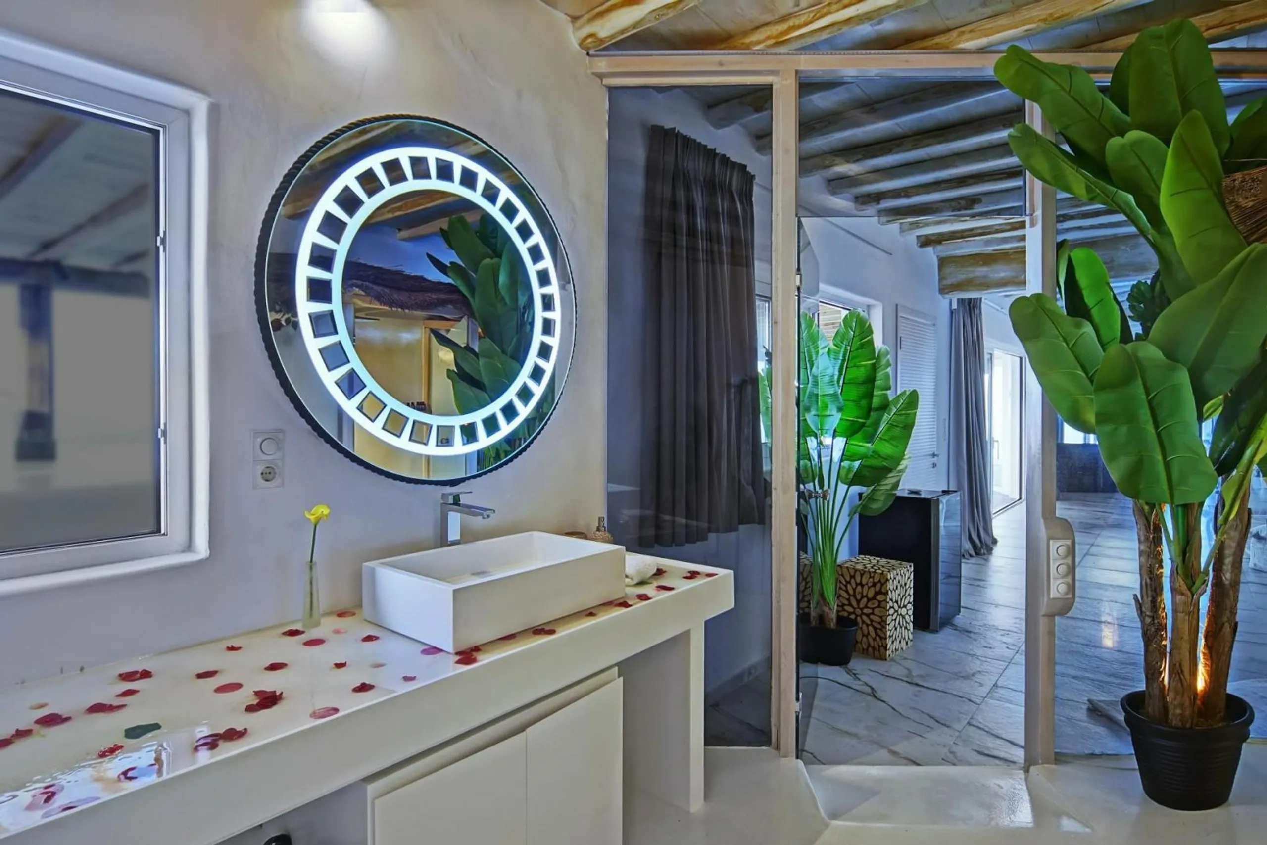 Luxurious Haven with Panoramic Views and Refreshing Pool — photograph 8