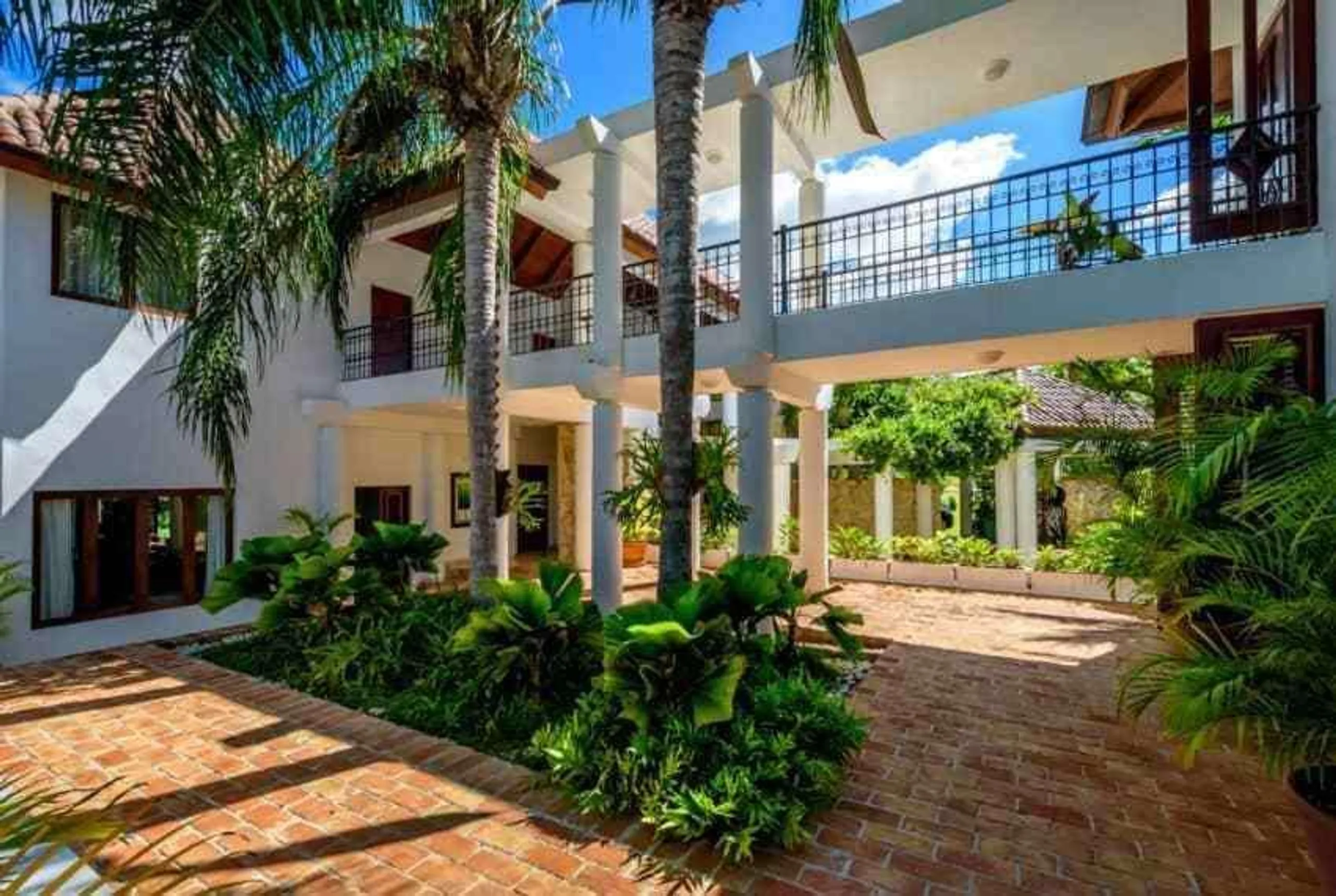 Luxe Grand Villa with Private Pool and Lush Grounds — photograph 5