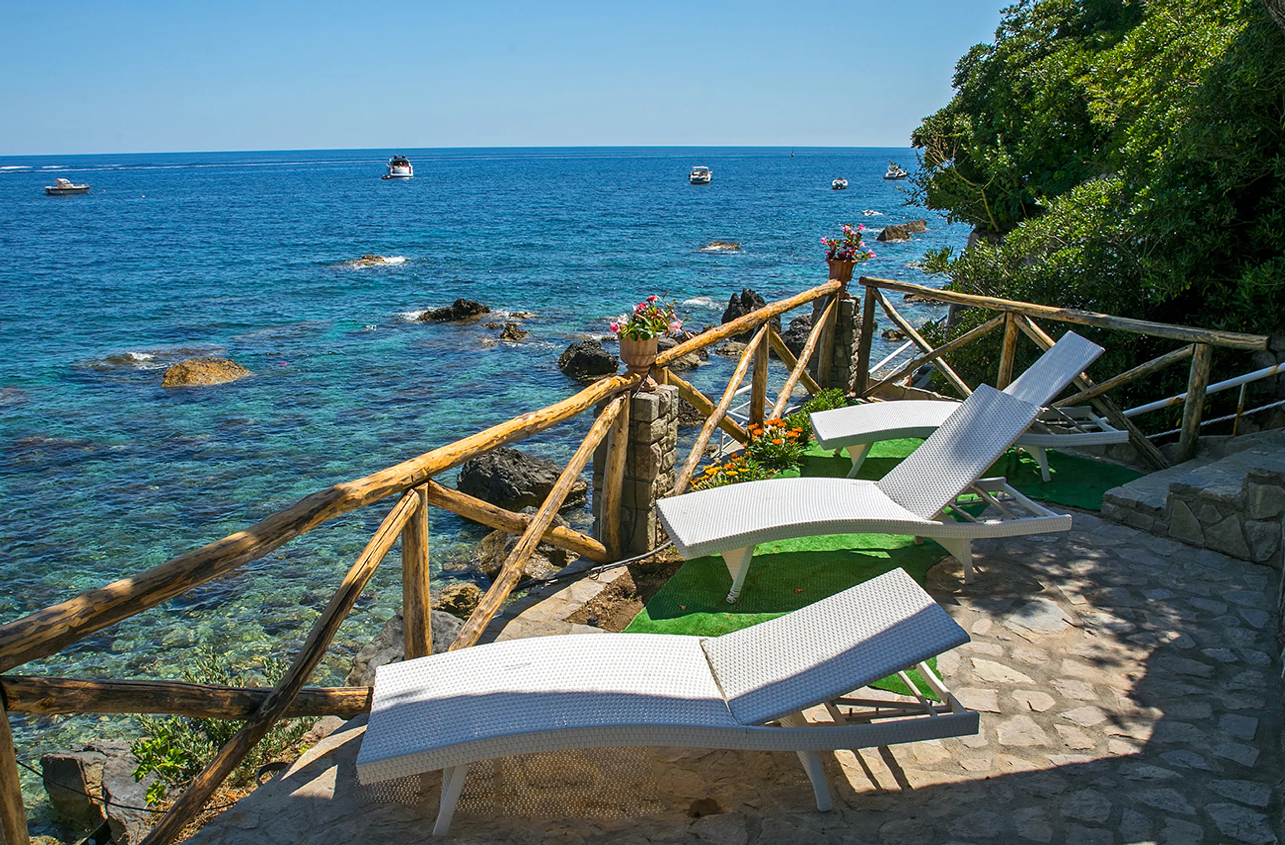 Majestic Seafront Sanctuary with Infinity Pool and Private Beach Access — photograph 3