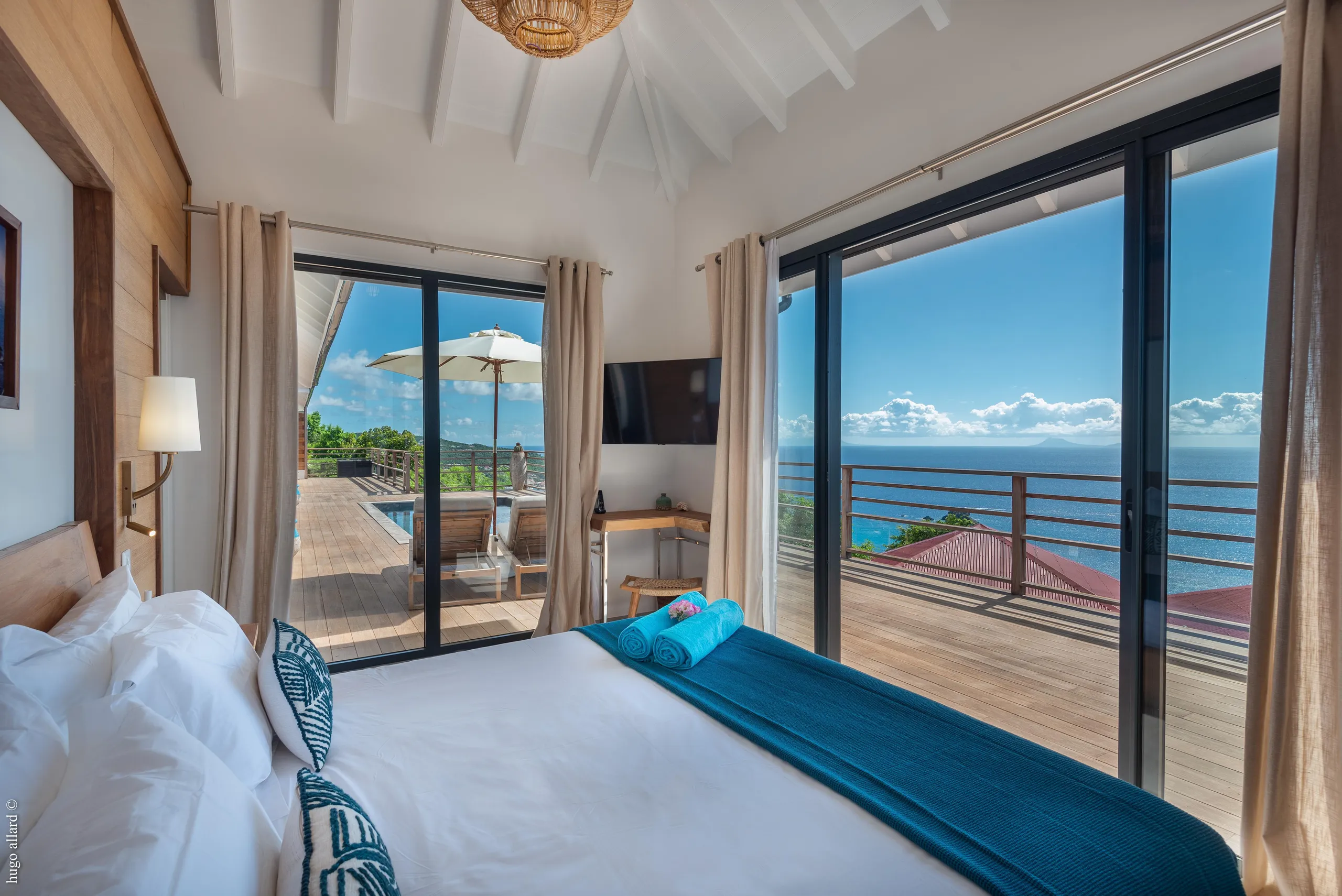 Exquisite Oceanside Villa with Private Pool and Sweeping Sea Views — photograph 6