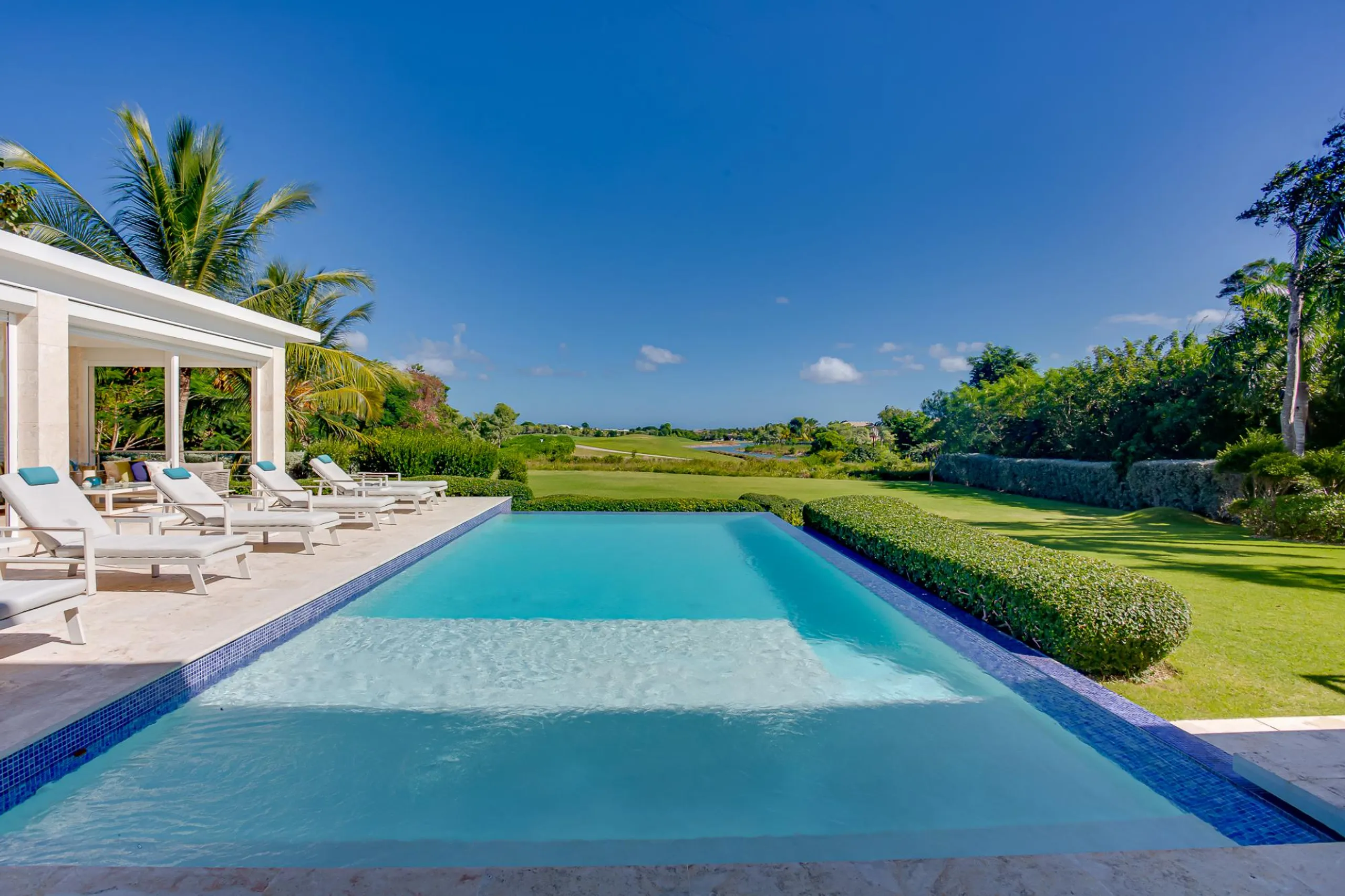Bright & Modern 5-Bedroom Villa with Private Pool and Tropical Views — photograph 2