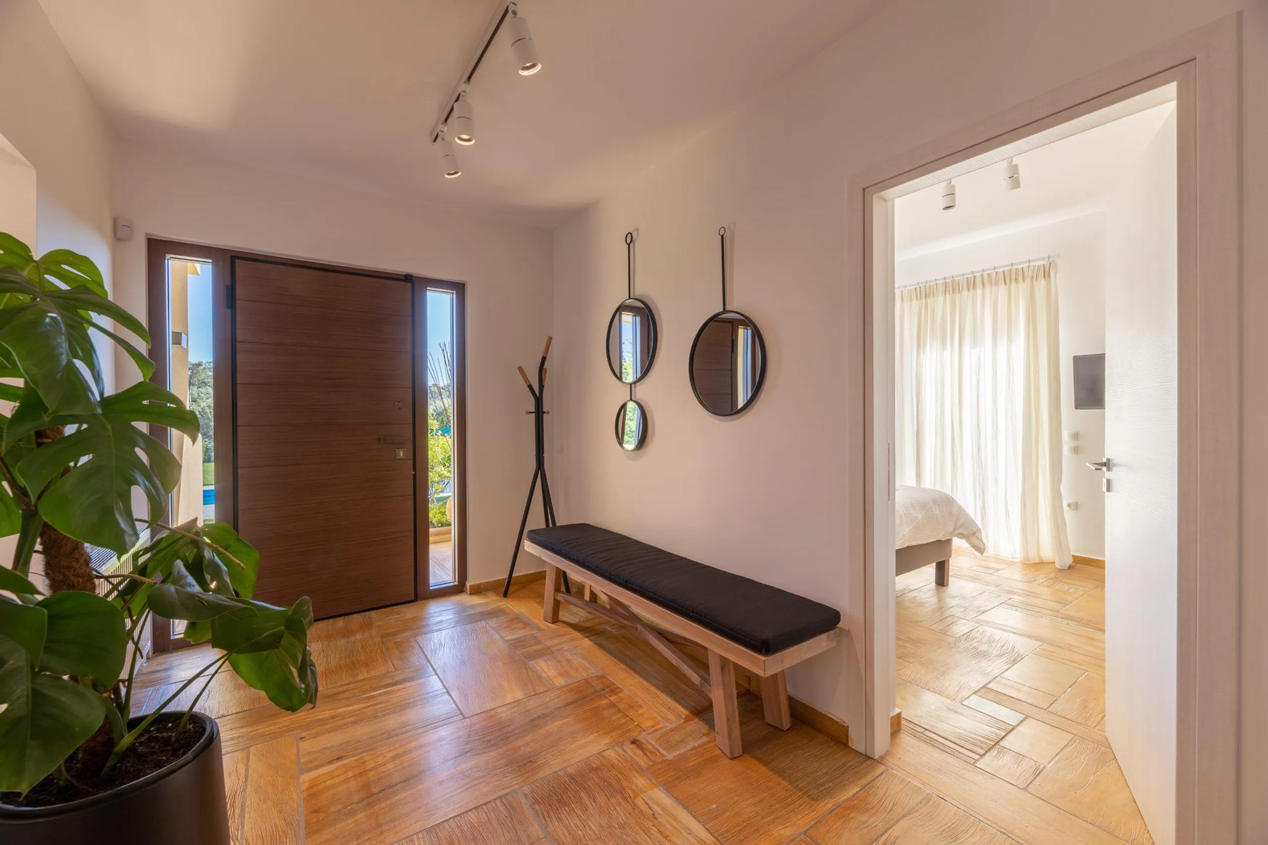 Serene Luxury Getaway with Lush Garden and Private Pool — photograph 6