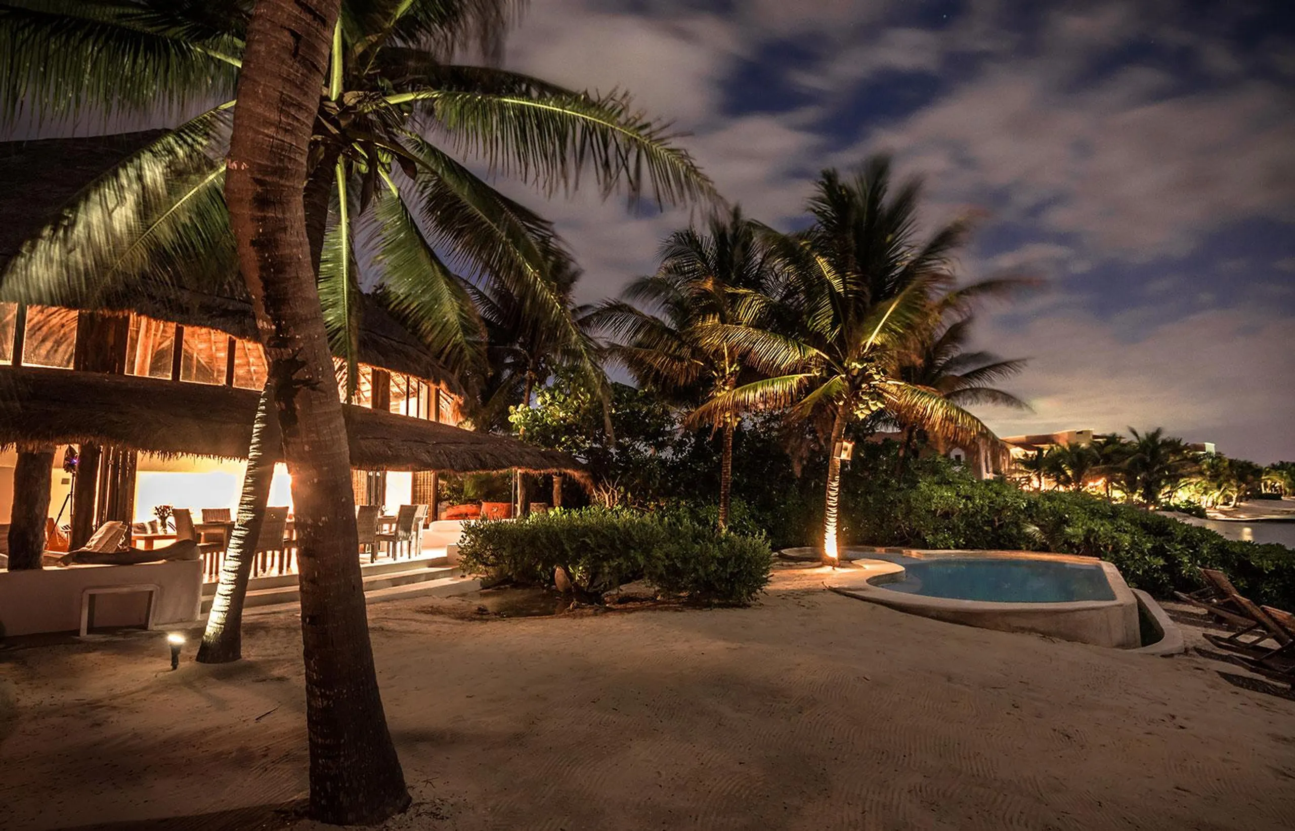 Secluded Serenity Retreat With Beachfront and Pool Villa — photograph 3
