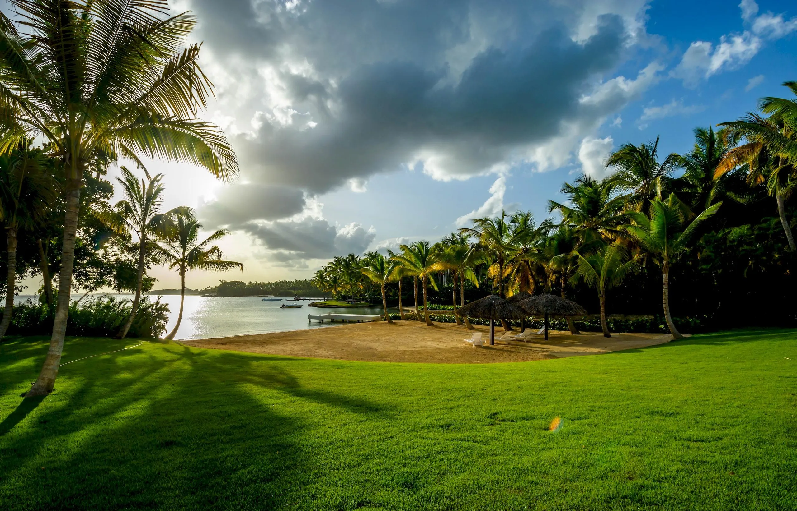 Lavish Seaview Villa with Infinity Pool and Garden Grounds — photograph 3