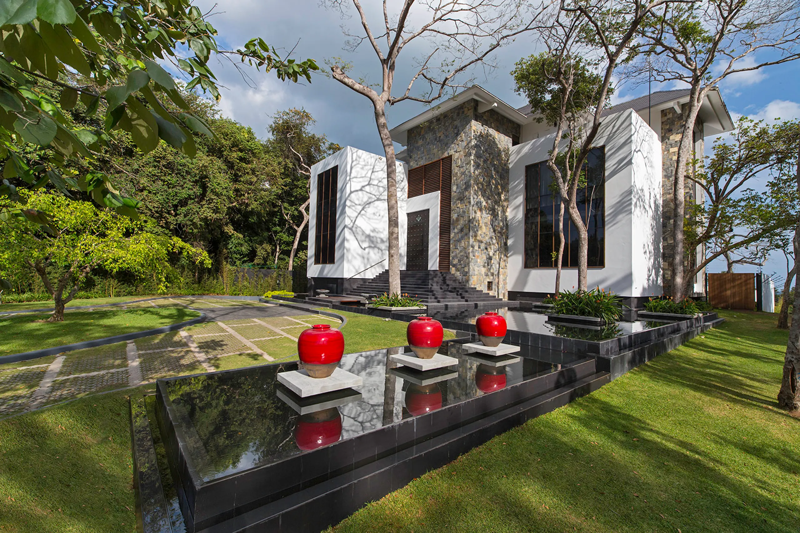 Oceanfront Balinese-Inspired Villa with Private Pool, Beach Access, and Unmatched Views — photograph 6