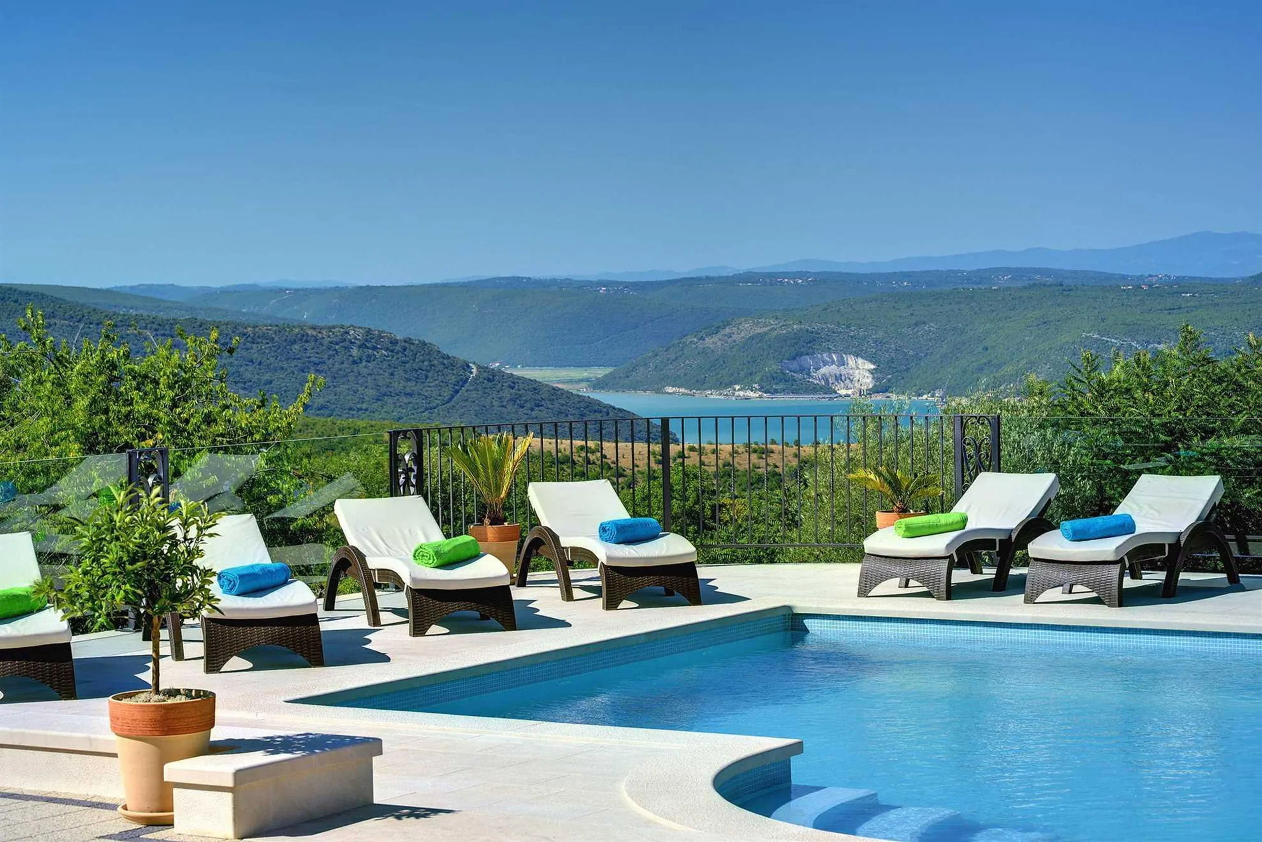 Gleaming 7Bedroom Villa with Private Pool, Sea and Island Views — photograph 7