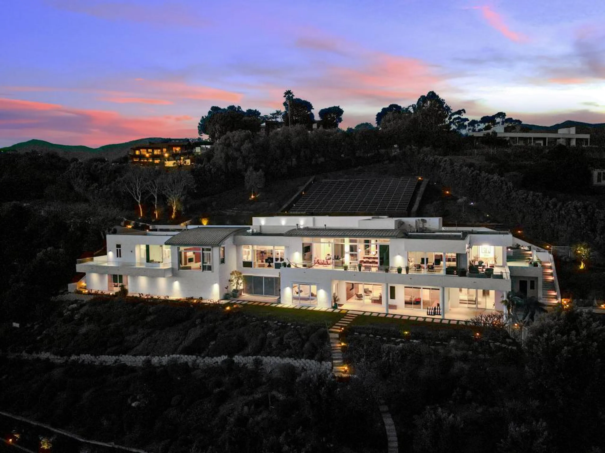 Architectural Malibu Estate with Infinity Pool and Tennis Court — photograph 11