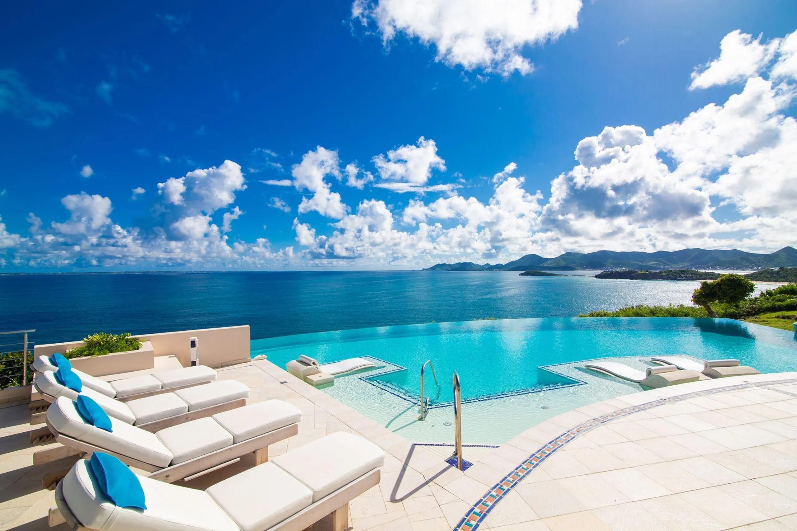 Majestic Clifftop Luxury Estate with Infinity Pool and Breathtaking Ocean Views — photograph 10