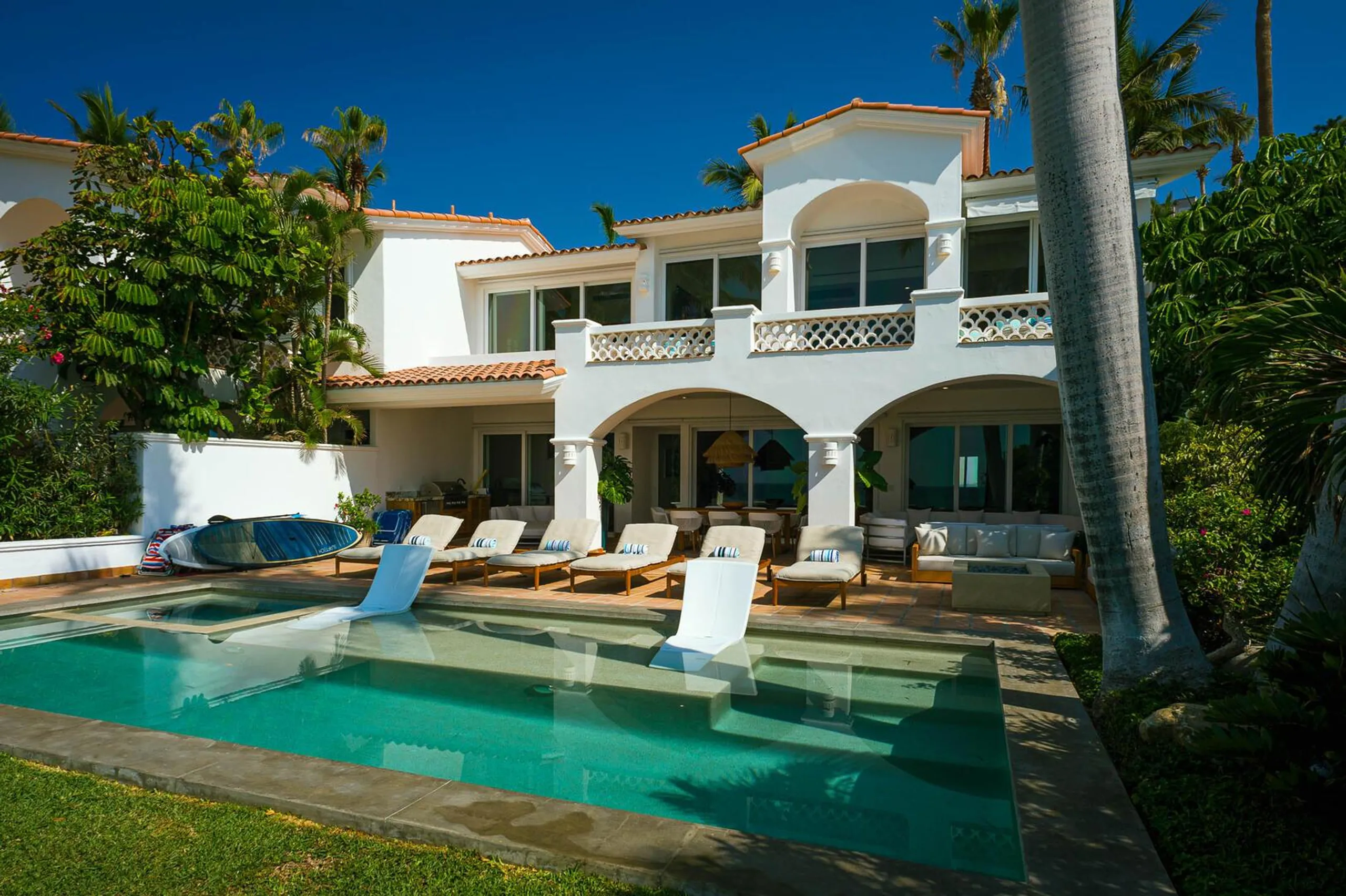 Designer Beachfront Villa with Private Infinity Pool & Outdoor Oasis — photograph 8