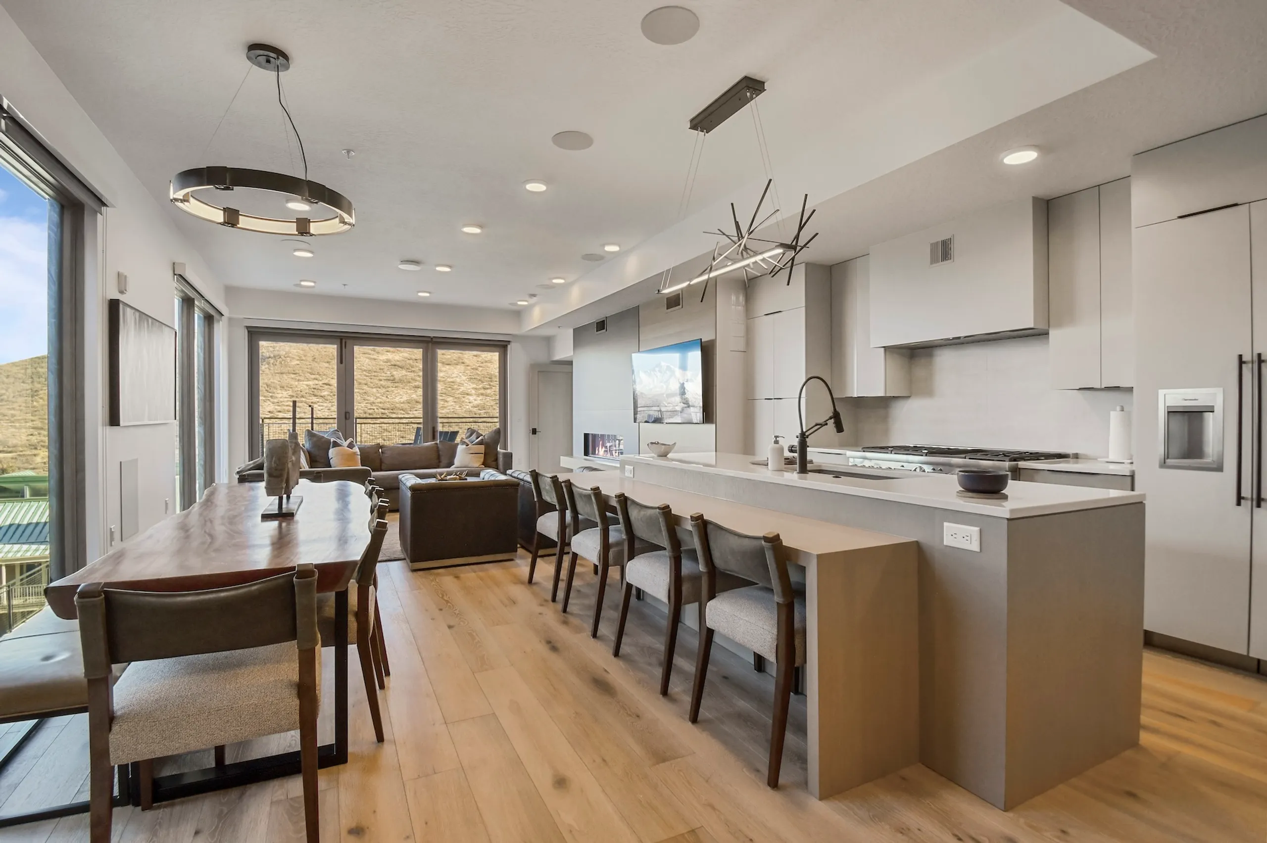 Elegant 3BR Mountainside Villa with Balcony, Firepit, Ski Access and Mountain Views — photograph 7