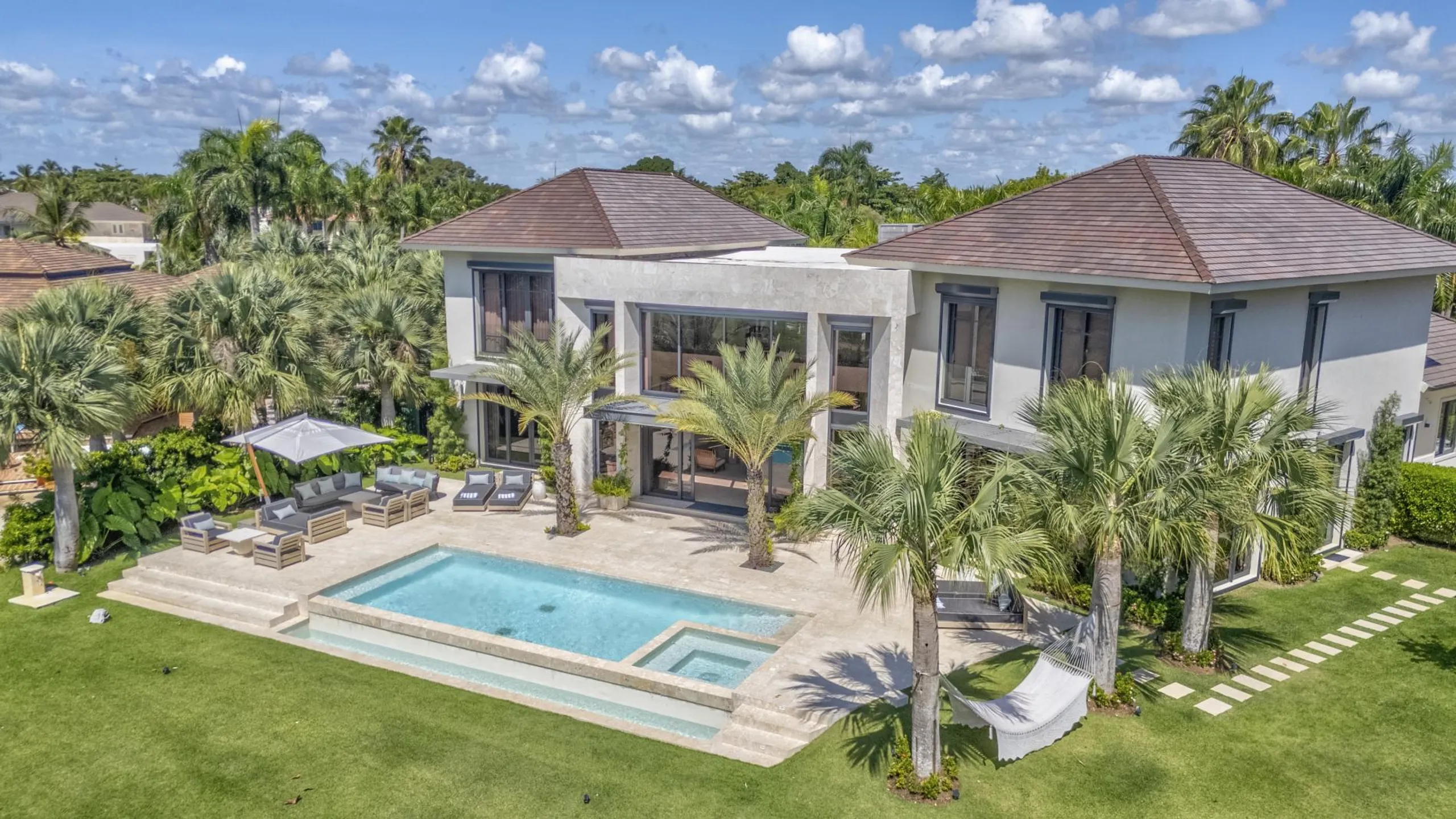 Family-Friendly Villa with Private Pool, Golf Course View — photograph 3