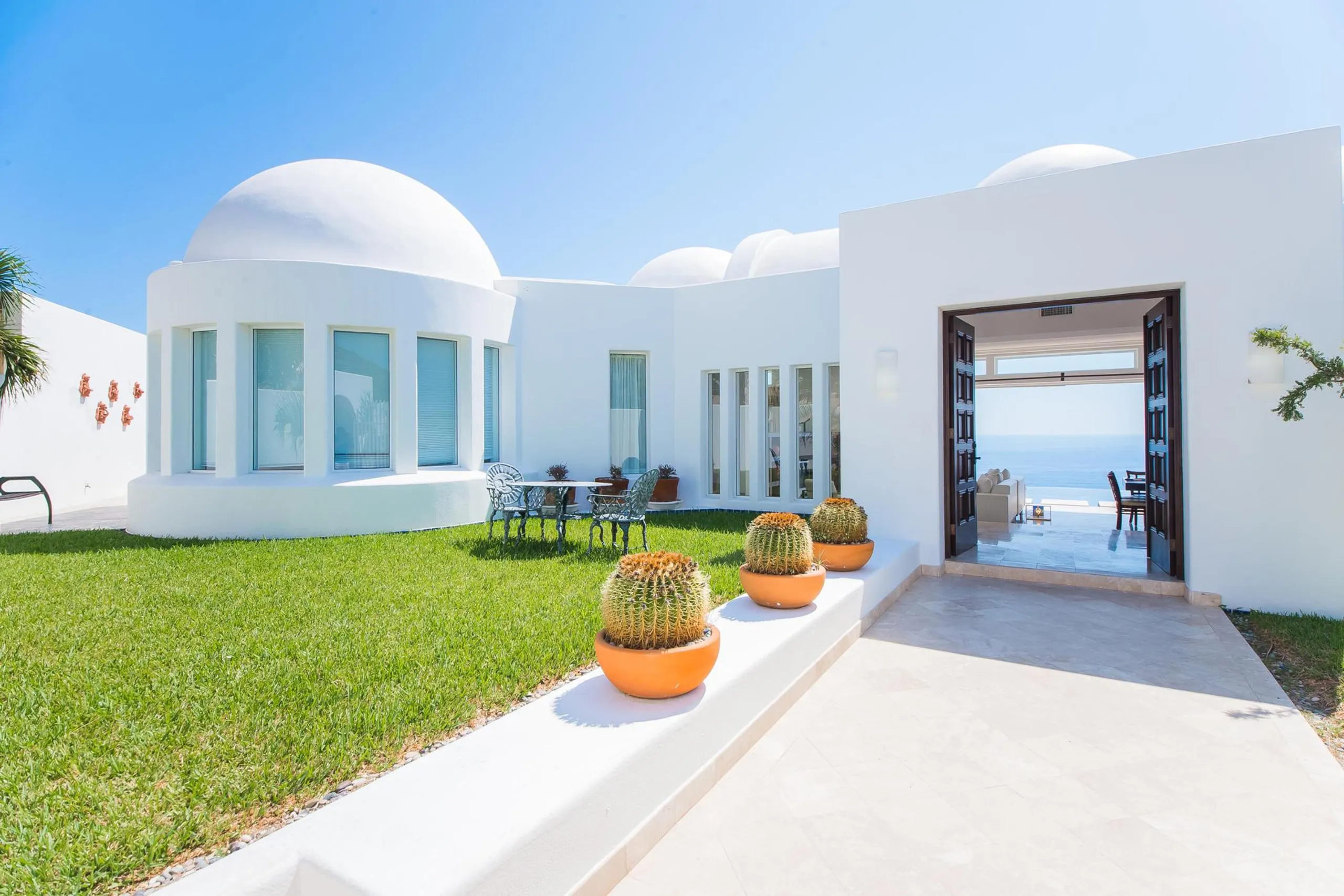 Elegant Mediterranean-style Villa with Infinity Pool and Blue Ocean Views — photograph 4