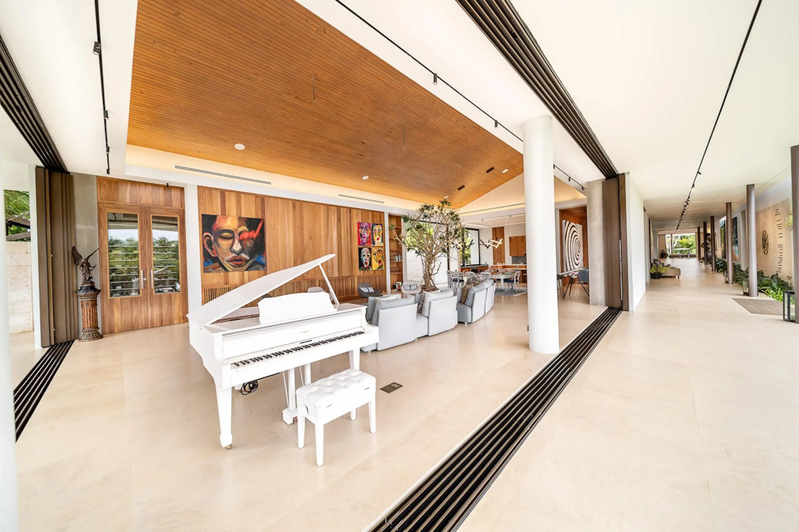 Sumptuous 10BR Sanctuary with Stunning Pool and Ocean Views — photograph 12