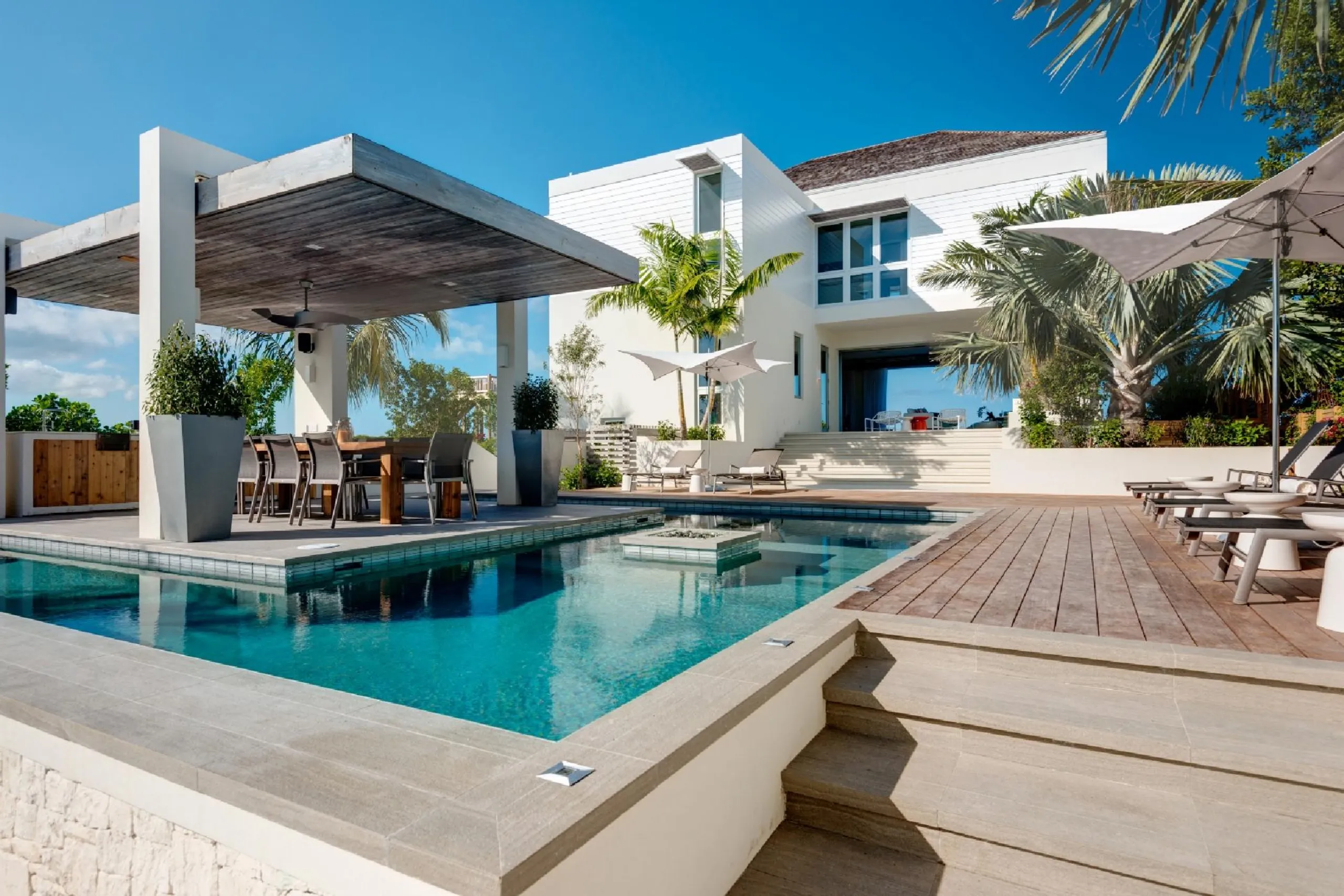 Grace Bay Dunes Luxury Beachfront Villa with Private Pool and Amazing Ocean Views — photograph 7