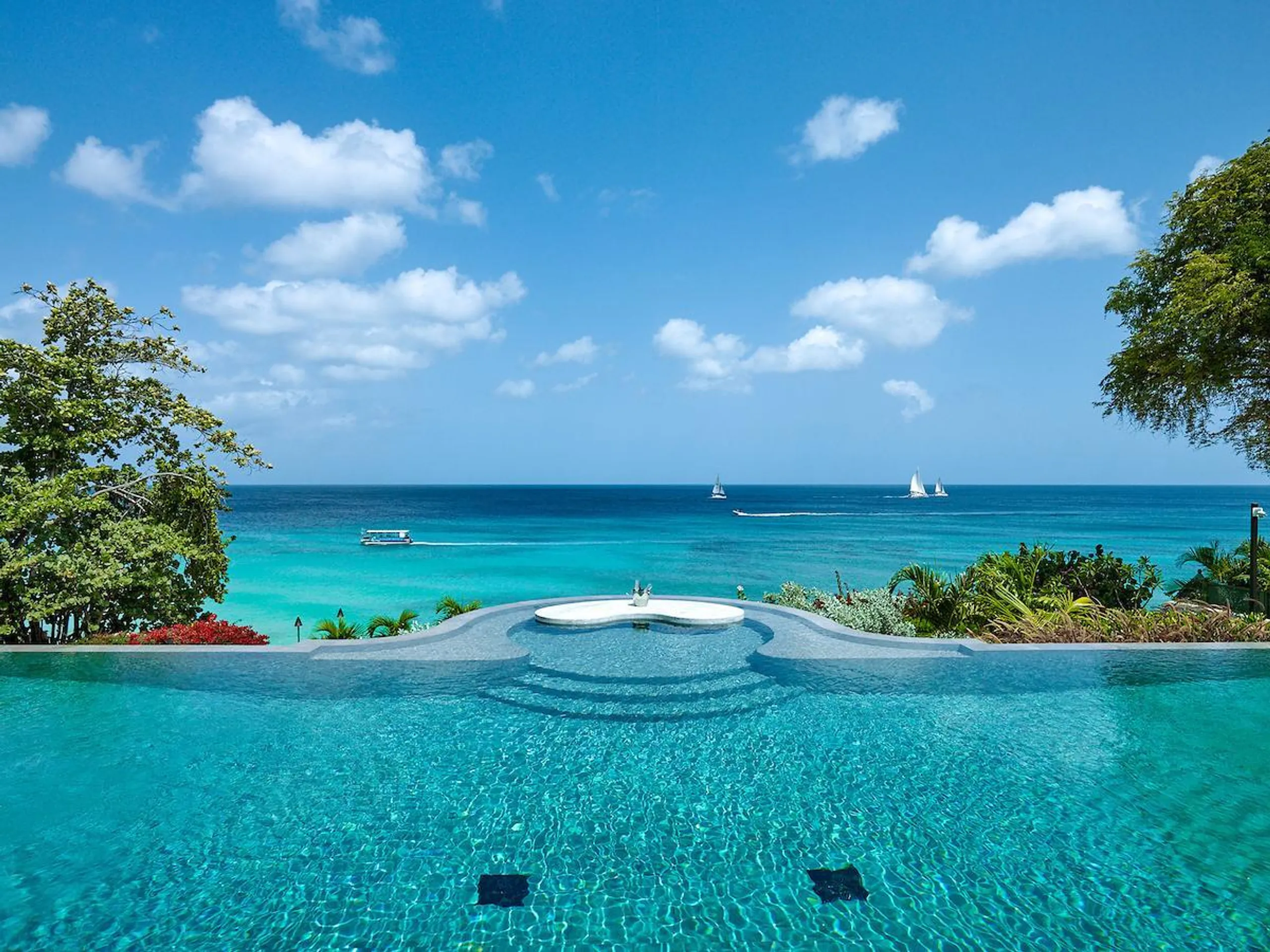 Elegant St James Ocean View Villa with Infinity Pool — photograph 4