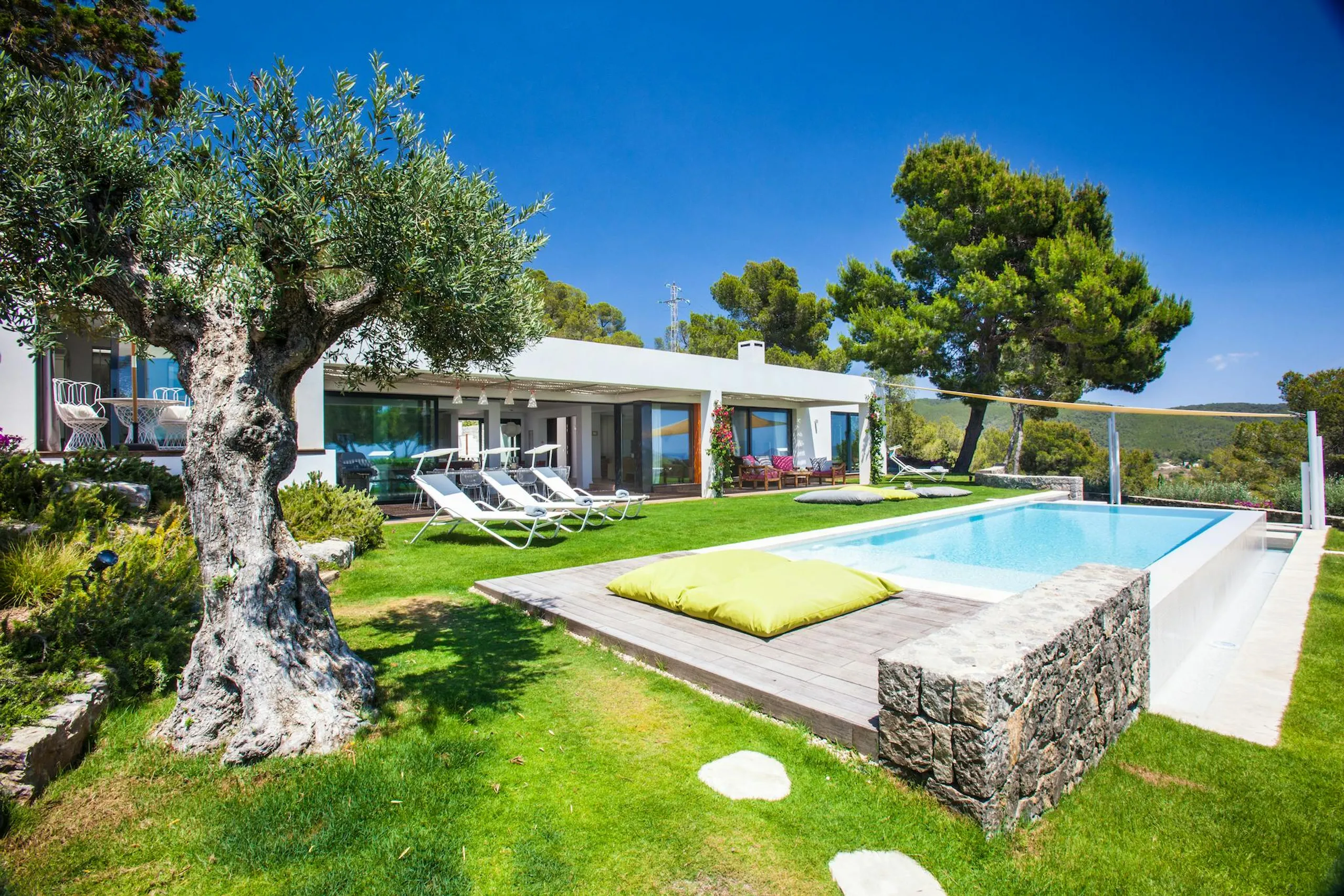 Exquisite Ibiza Estate with Private Pool and Ocean Views — photograph 9