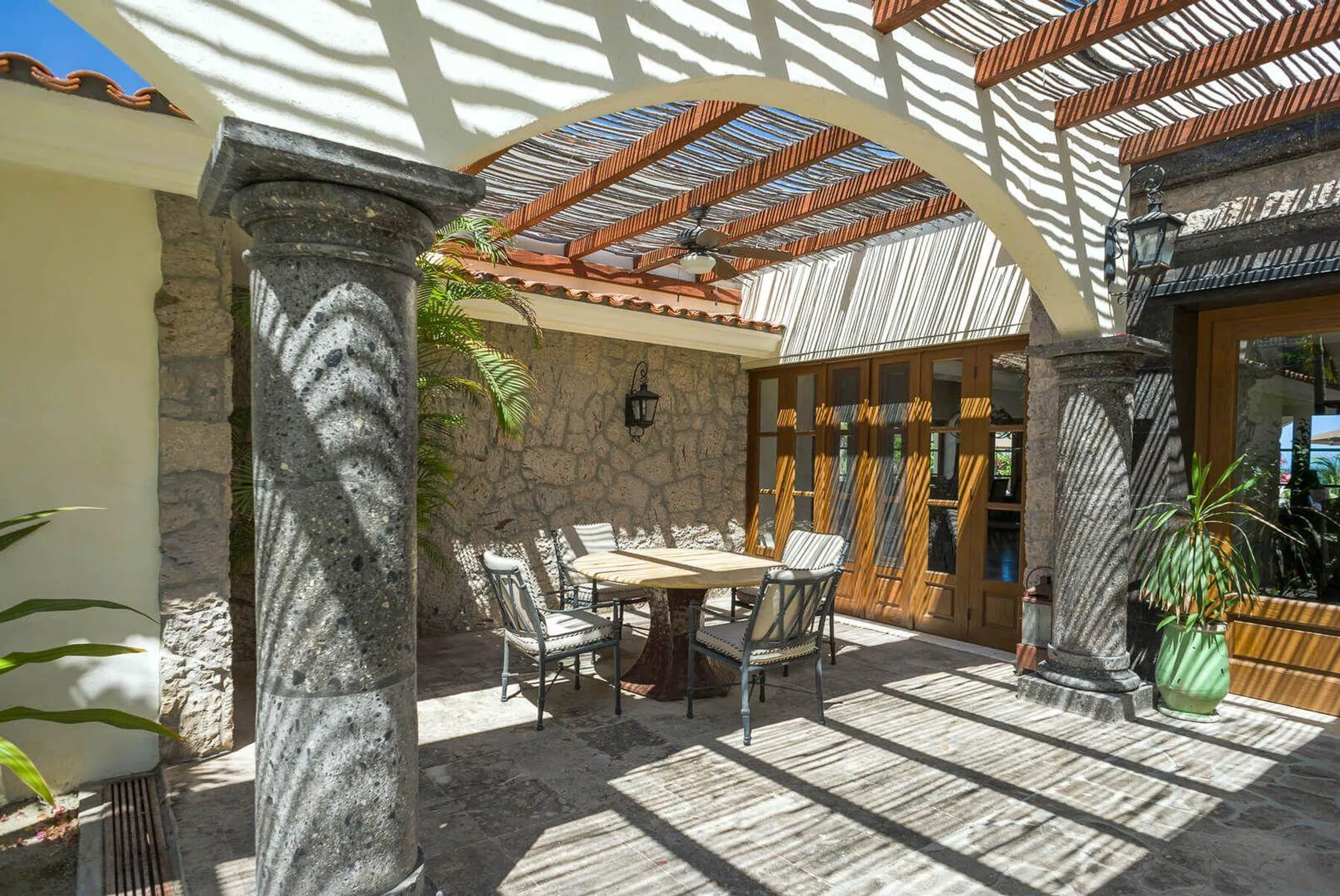 Refined and Upscale Caleta Estate with Infinity Pool and Ocean Views — photograph 12