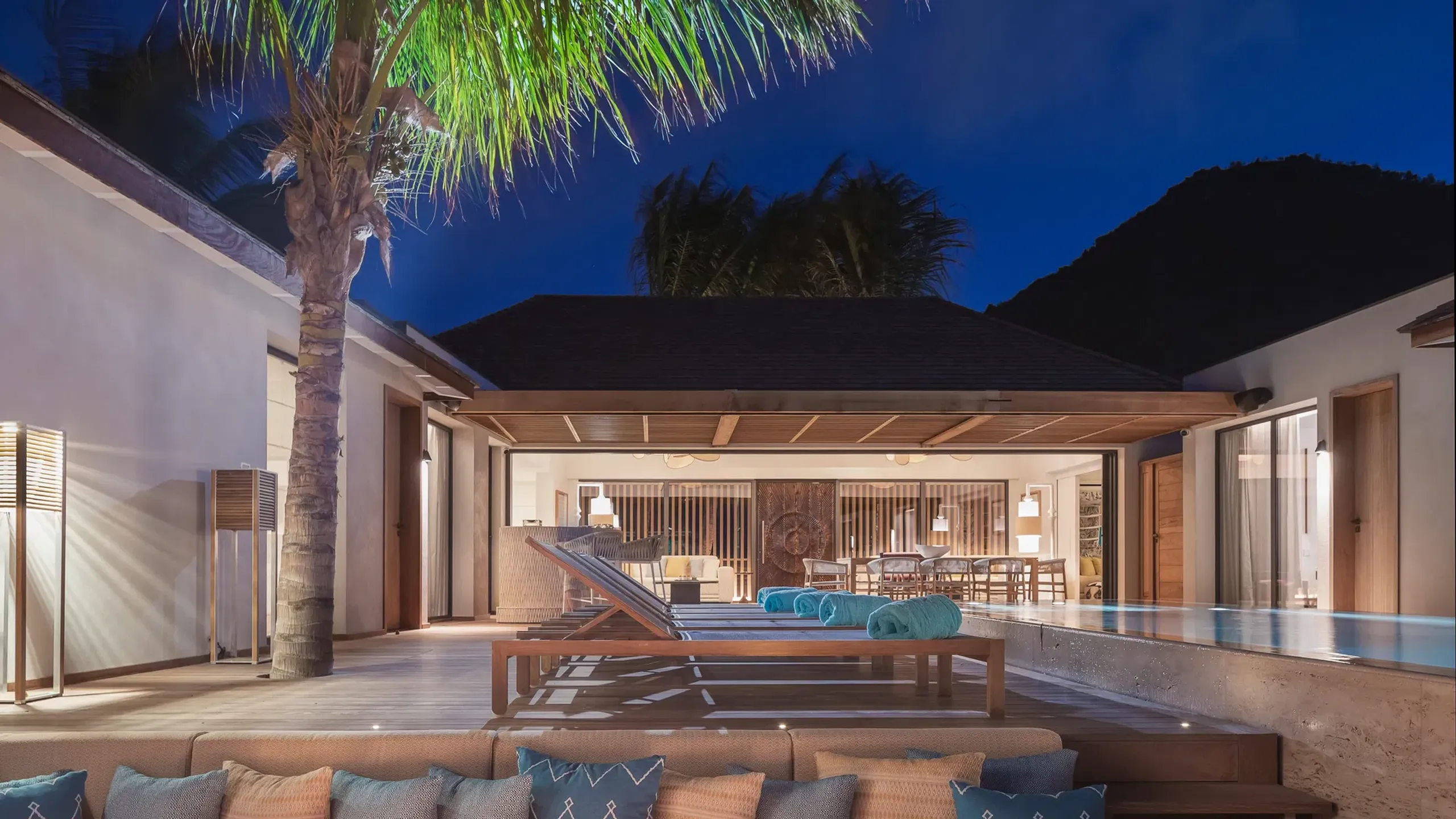 Beachside Paradise Luxe Villa in Lorient with Private Heated Pool — photograph 9