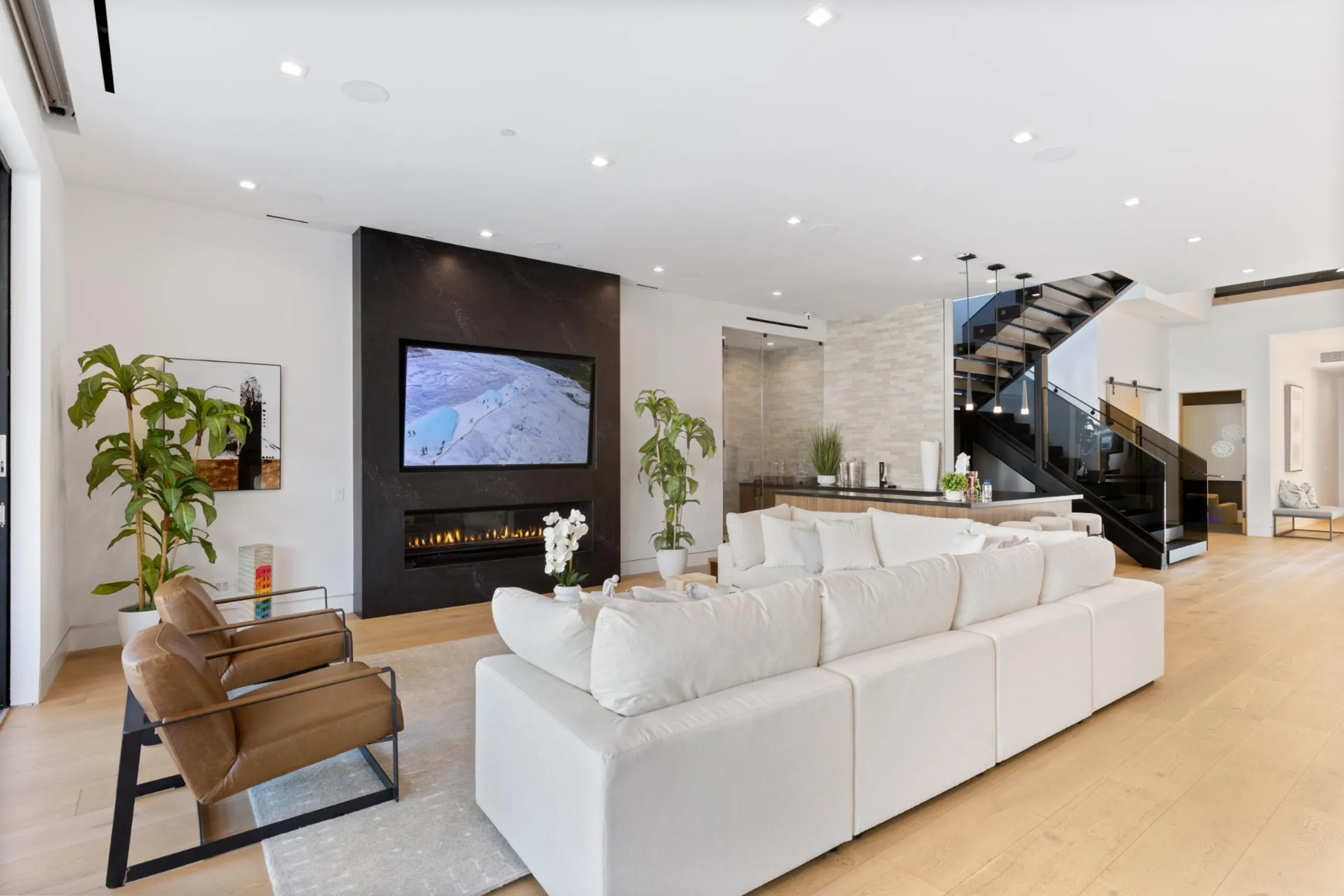 Stunning Modern Architectural Estate with Large Pool — photograph 11