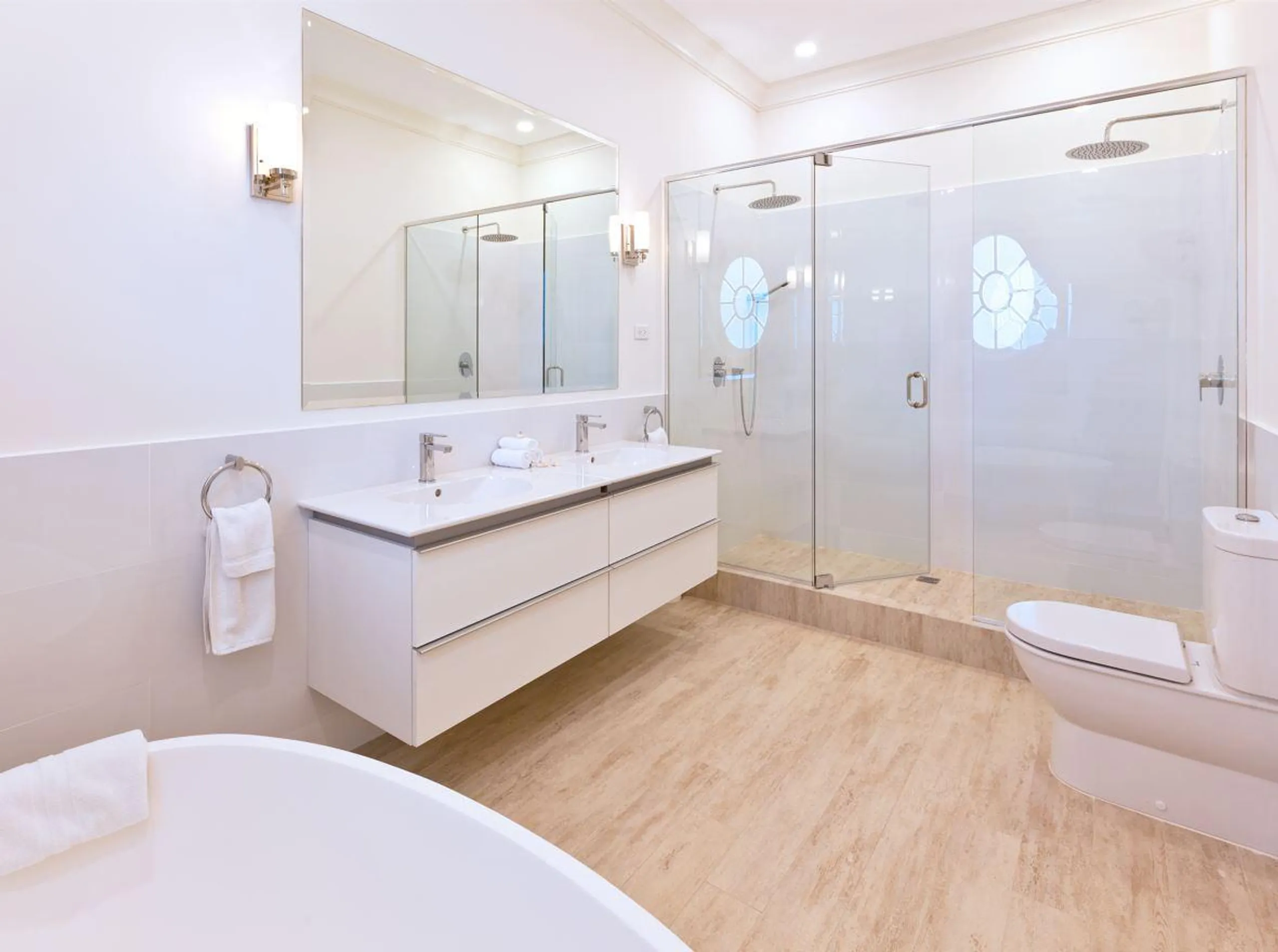 Gleaming 5-Bedroom Villa with Pool, Games Room, and Sea Views — photograph 6
