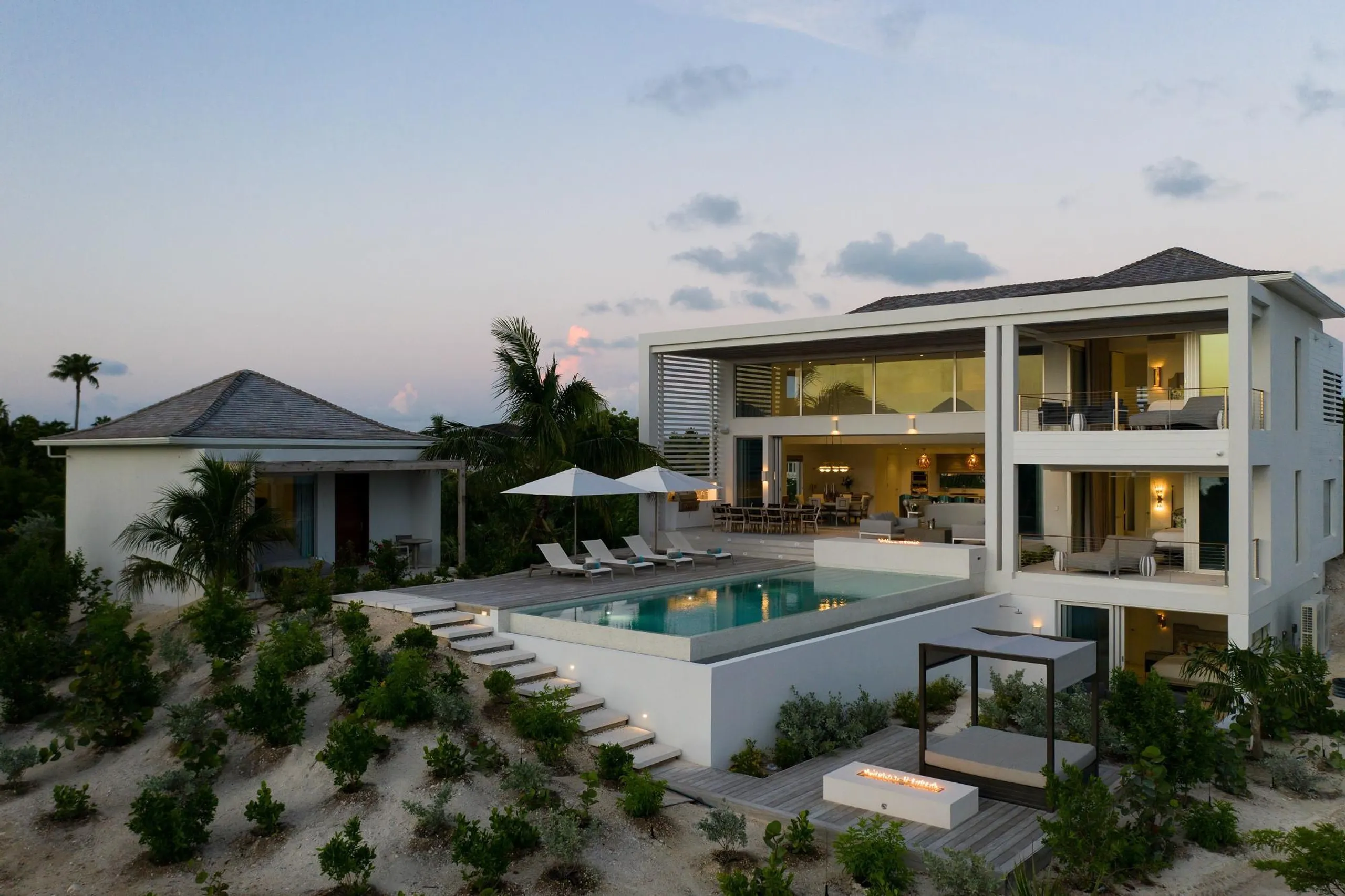Five Star Grace Bay Modern Villa with Private Infinity Pool and Beach Access — photograph 9