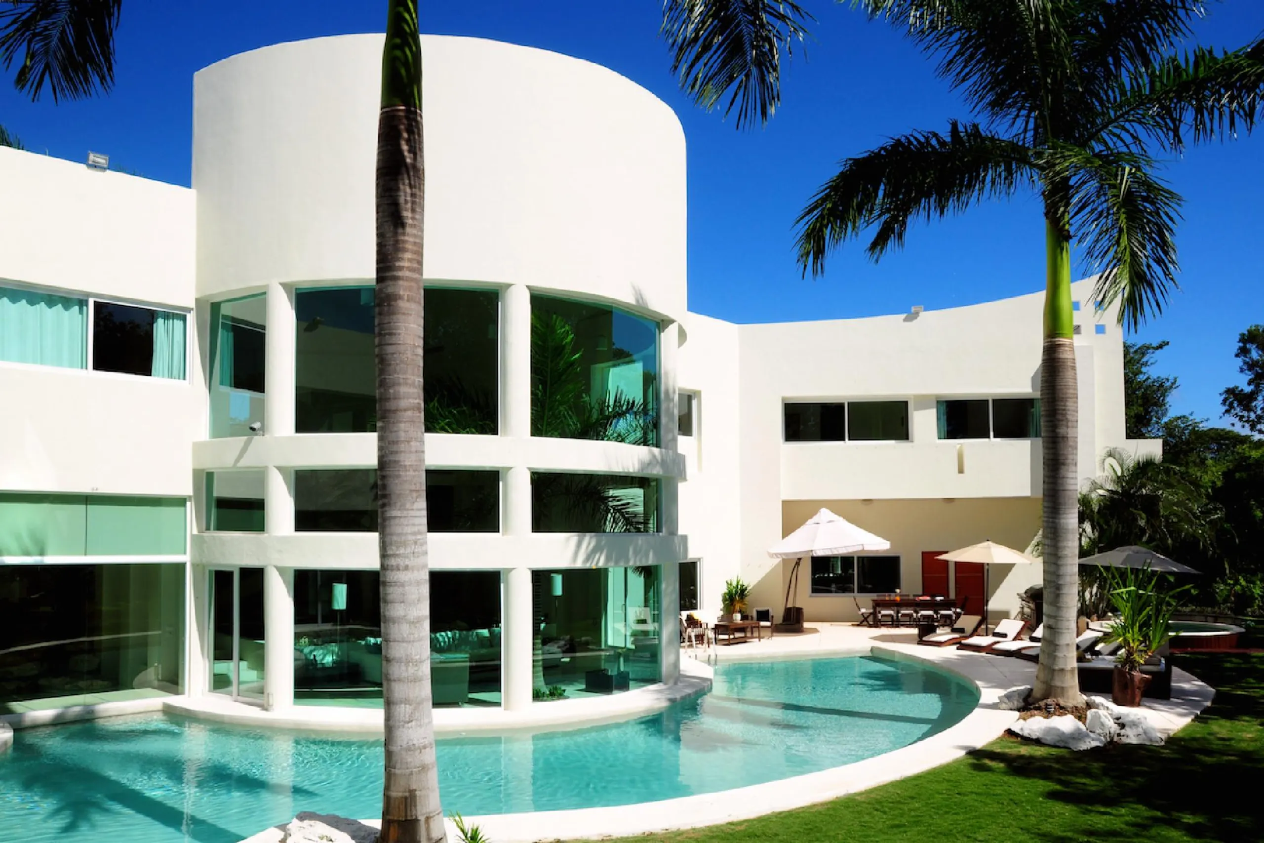Ultra Modern Architectural Grand Villa with Surrounding Pool — photograph 9