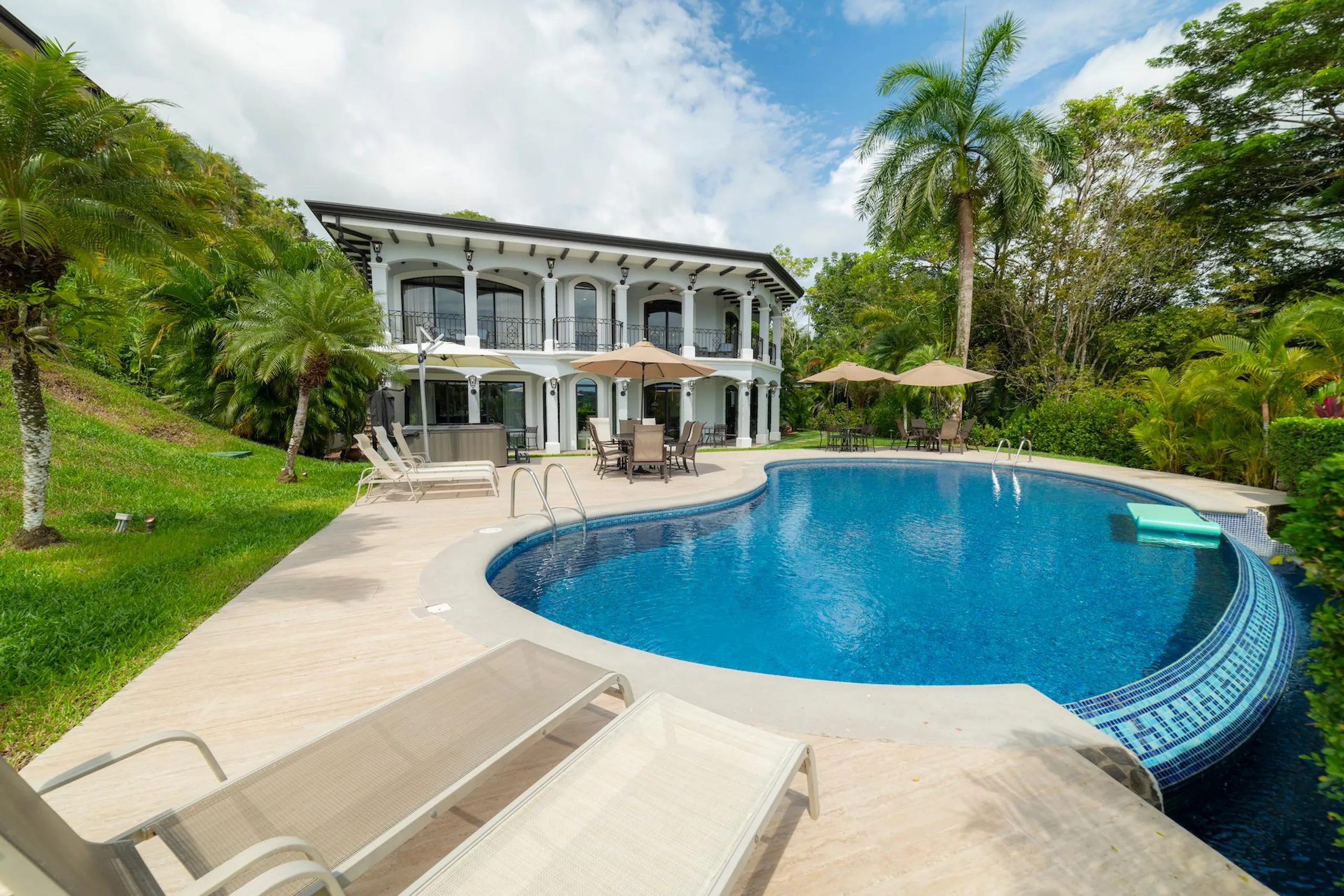 Tranquil Hillside Villa with Private Pool — photograph 10