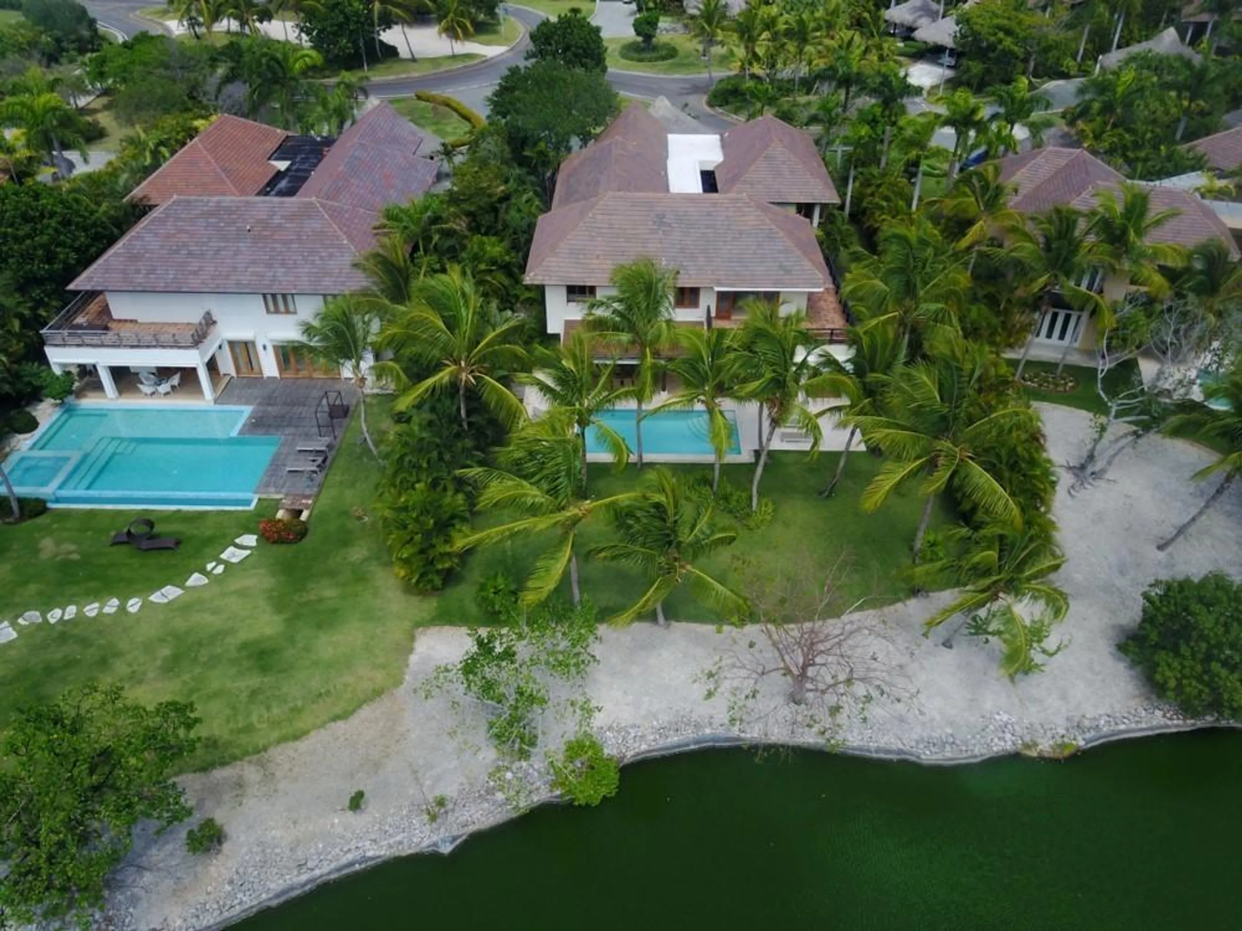 Luxurious Lake Front Villa with Open Design and Private Pool — photograph 2