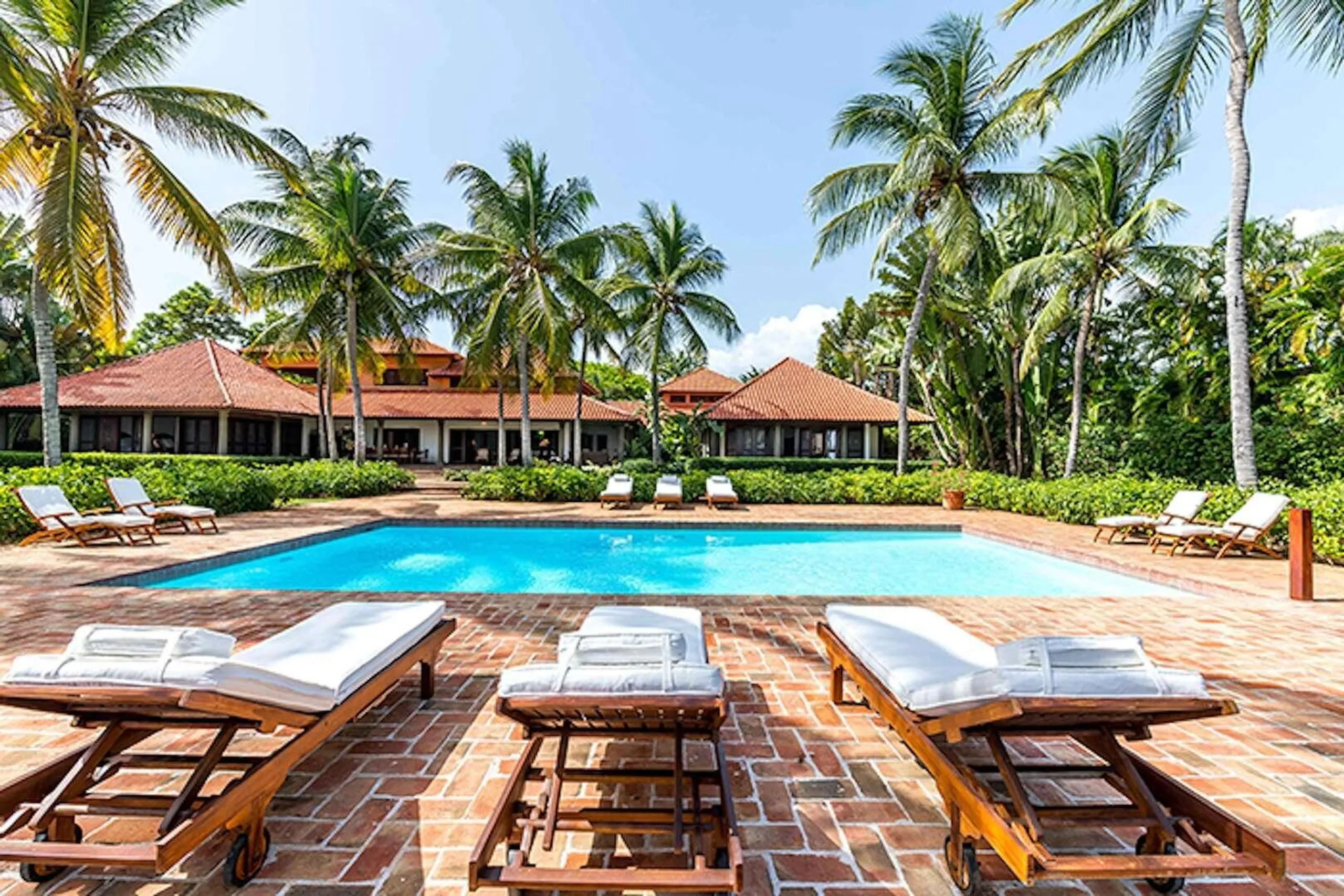 Beach Front Tranquility Villa with Private Pool and Caribbean Sea Views — photograph 2