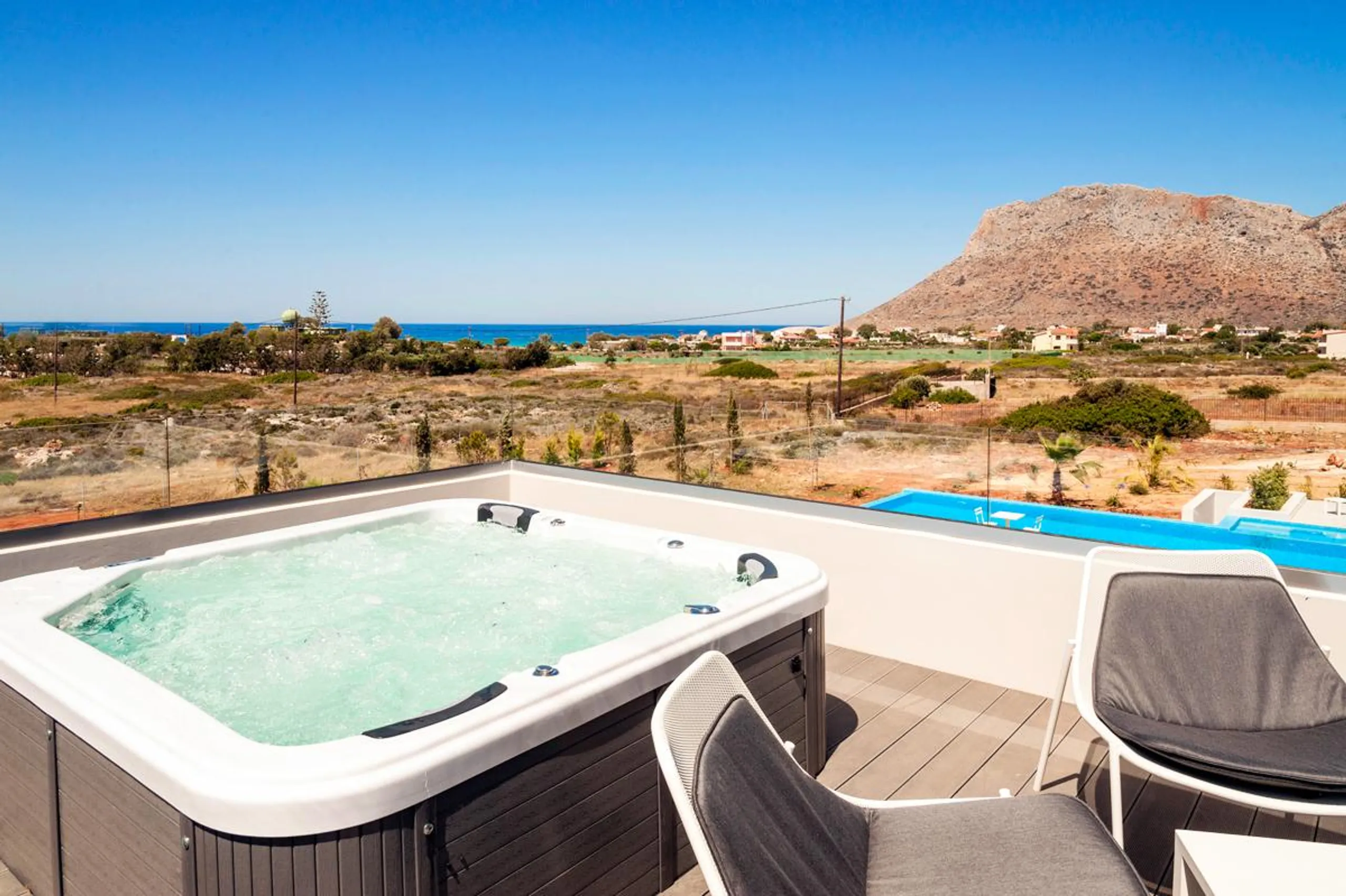 Chic Mediterranean Villa with Heated Infinity Pool, Tennis Court and Mountain Views — photograph 8