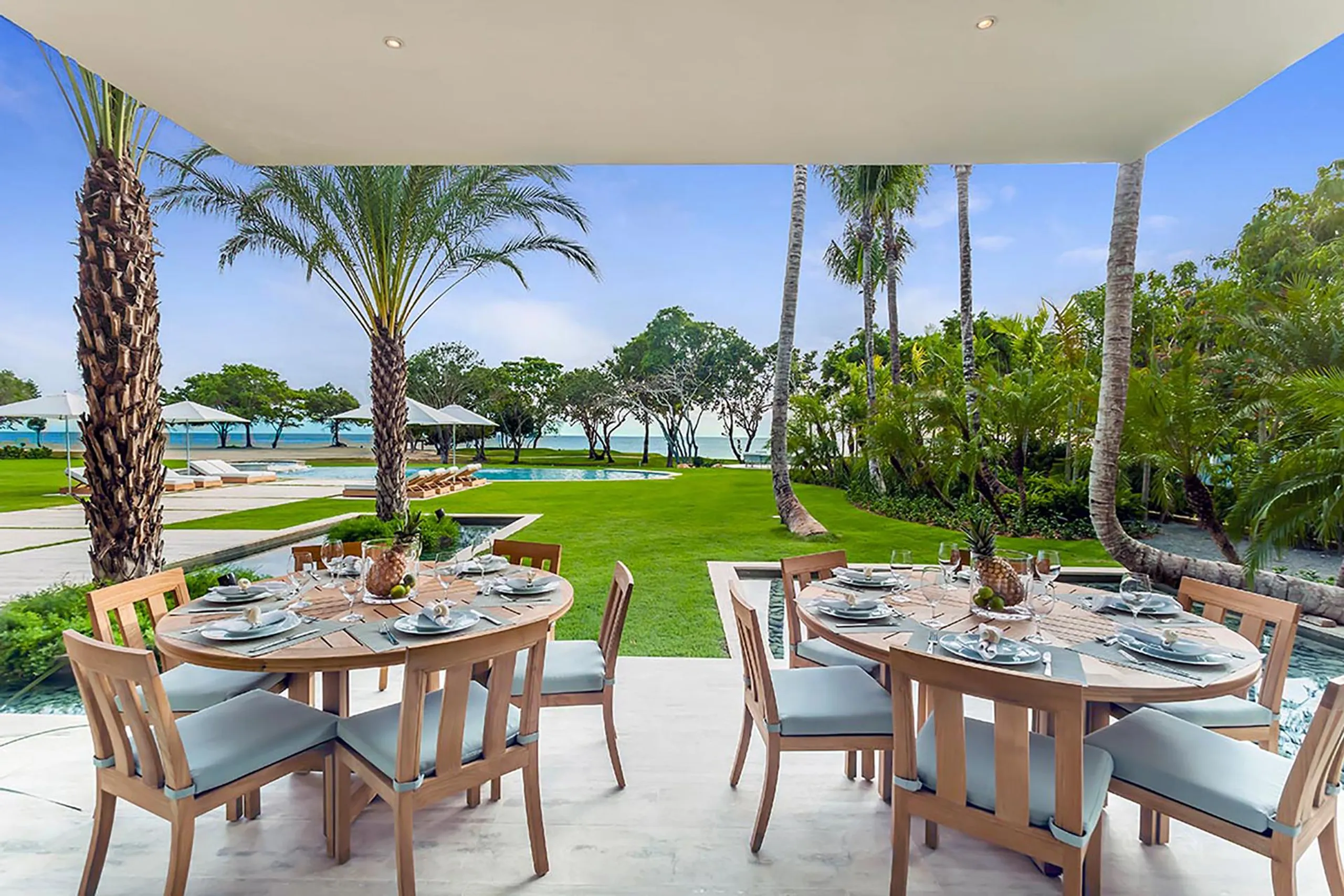Splendorous Oceanfront Estate with Reflective Pools and Tropical Surroundings — photograph 10
