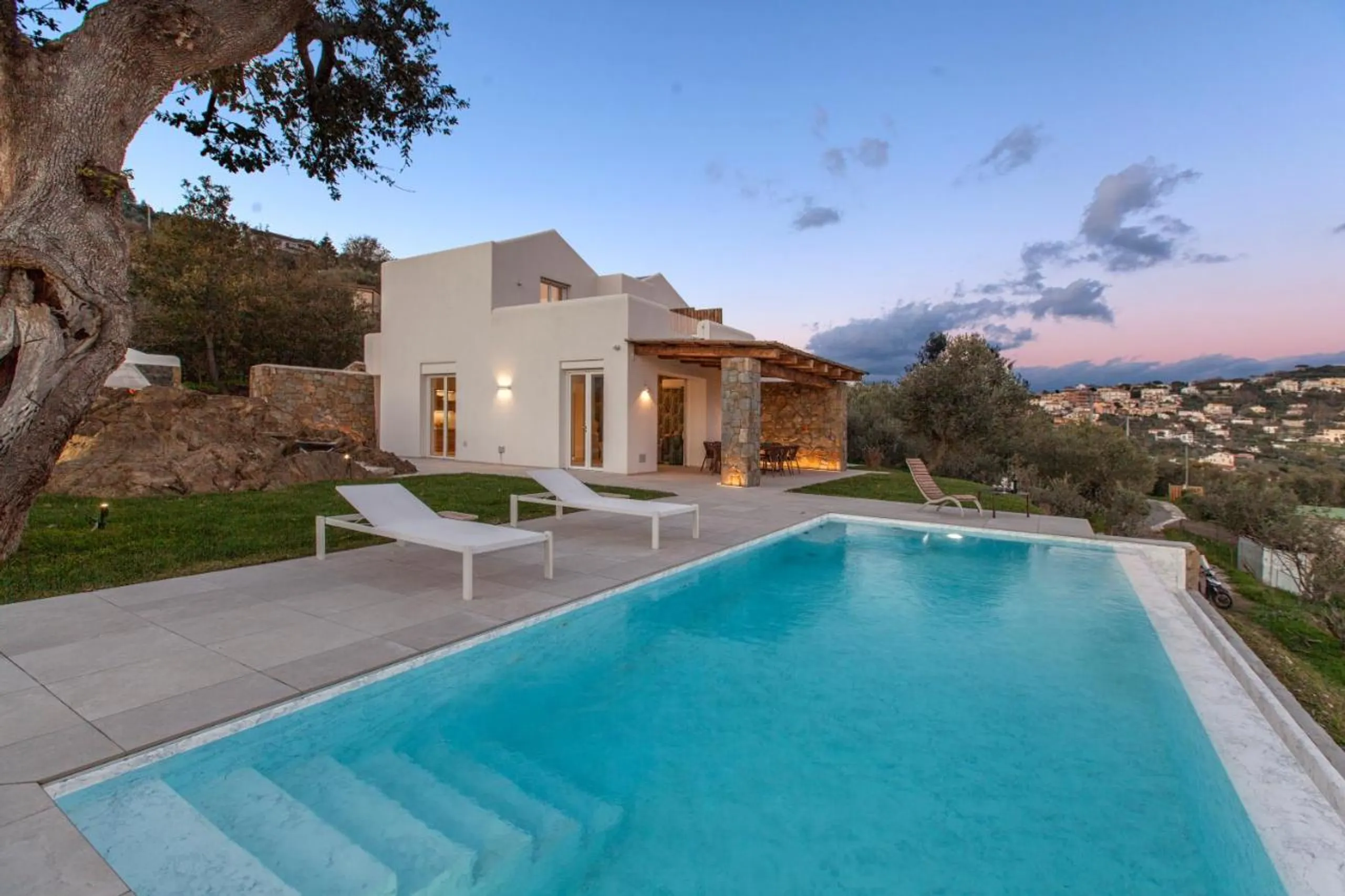Resplendent Hillside Haven with Heated Infinity Pool and Sea Views — photograph 6
