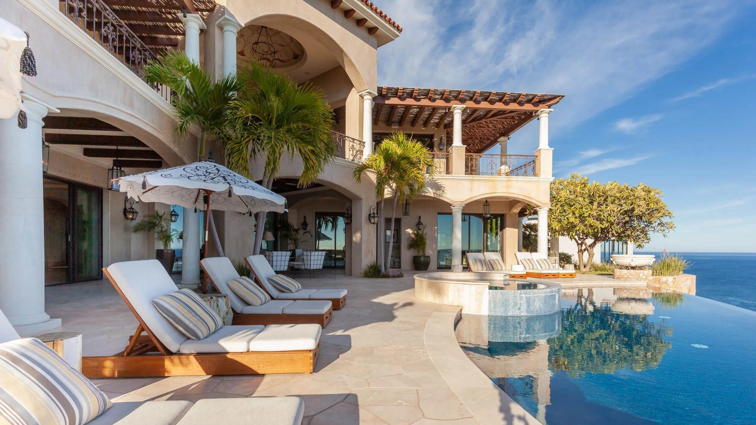 Palmilla Grand Estate with Infinity Pool and Breathtaking Ocean Views — photograph 5