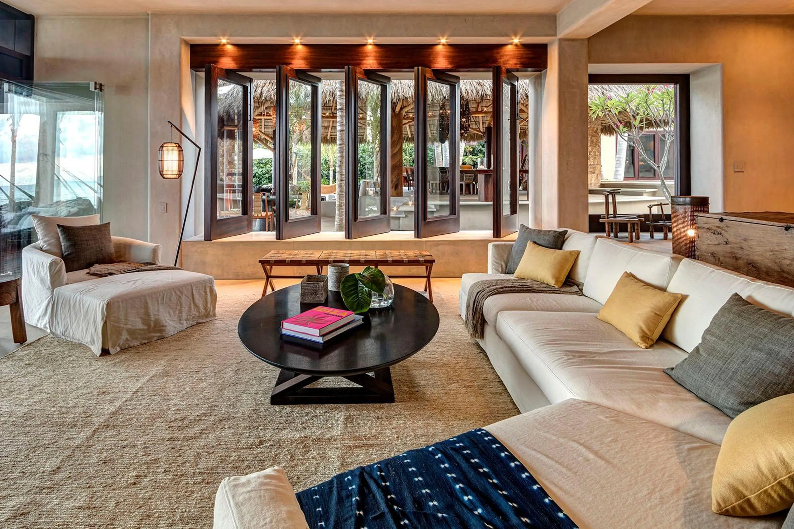La Punta Grand Beachfront Estate with Infinity Pool and Endless Ocean Views — photograph 11