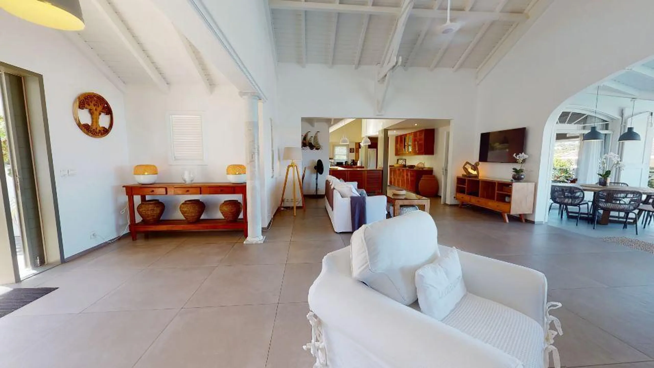 Majestic Seaside Villa with Private Pool and Hot Tub — photograph 11