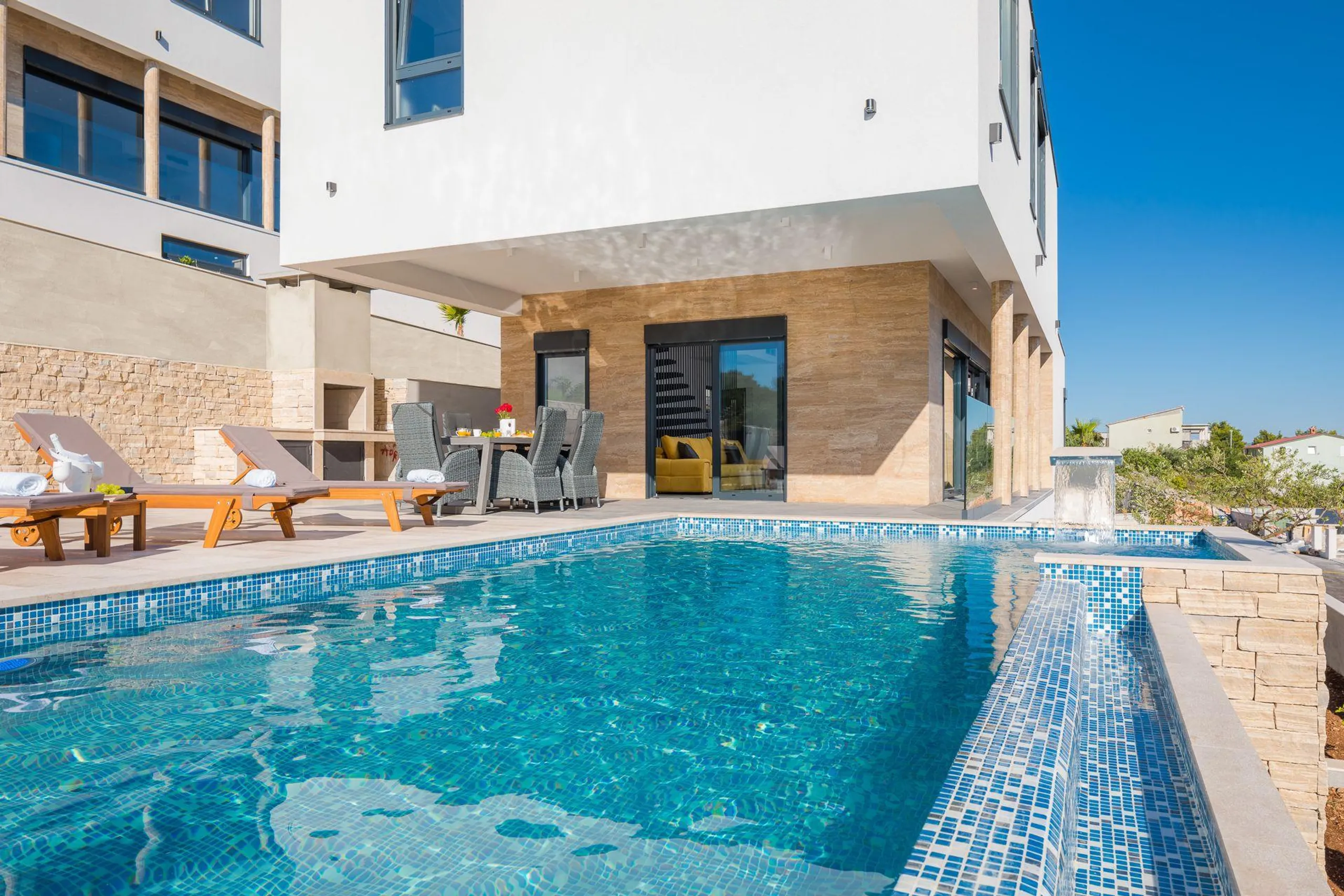 Resplendent Villa with Pool, Jacuzzi, Sauna and Sea Views, Okrug Gornji
