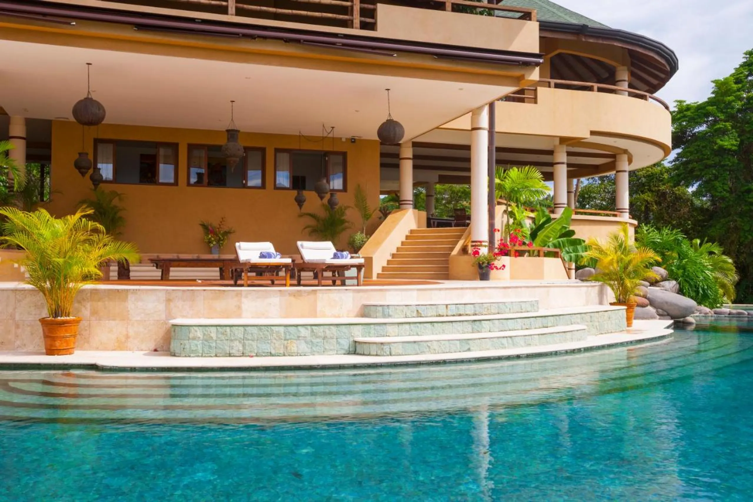Elegantly Appointed Villa with Ocean-View Infinity Pool and Spacious Master Suites — photograph 7
