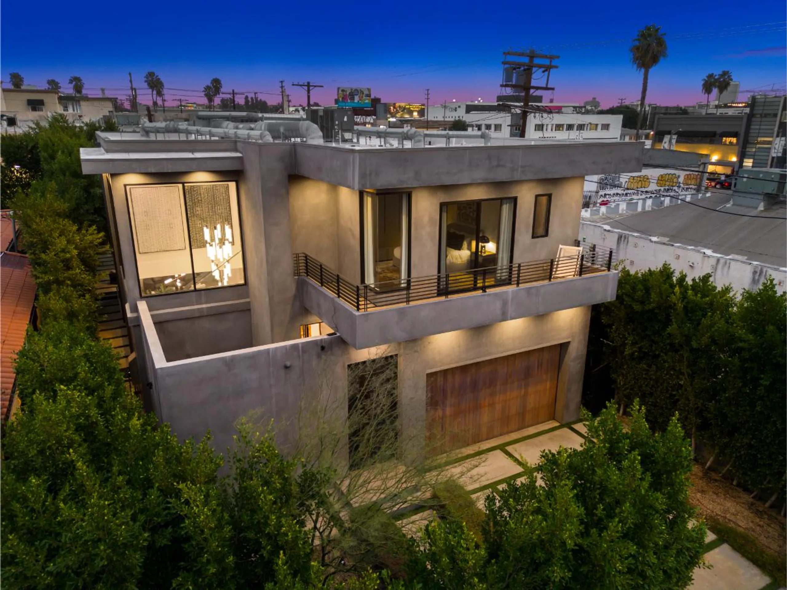 Deluxe West Hollywood Villa with Invigorating Pool — photograph 4