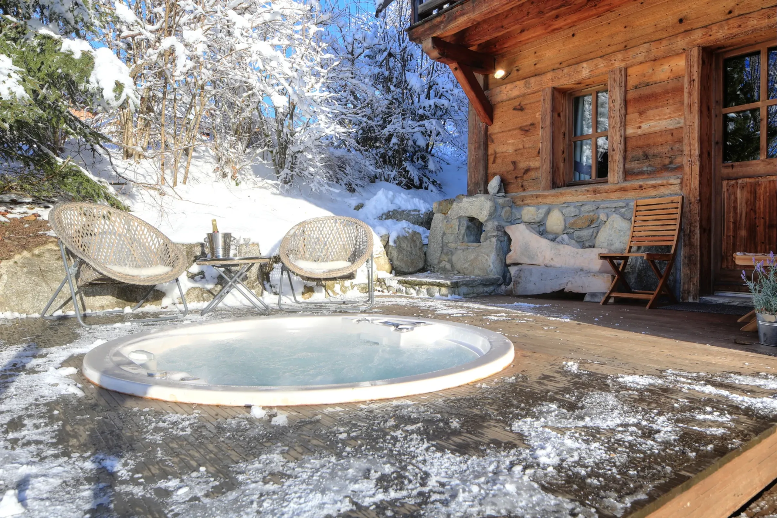 Spacious Ski Chalet with Hot Tub, Ski Access and Scenic Views — photograph 2