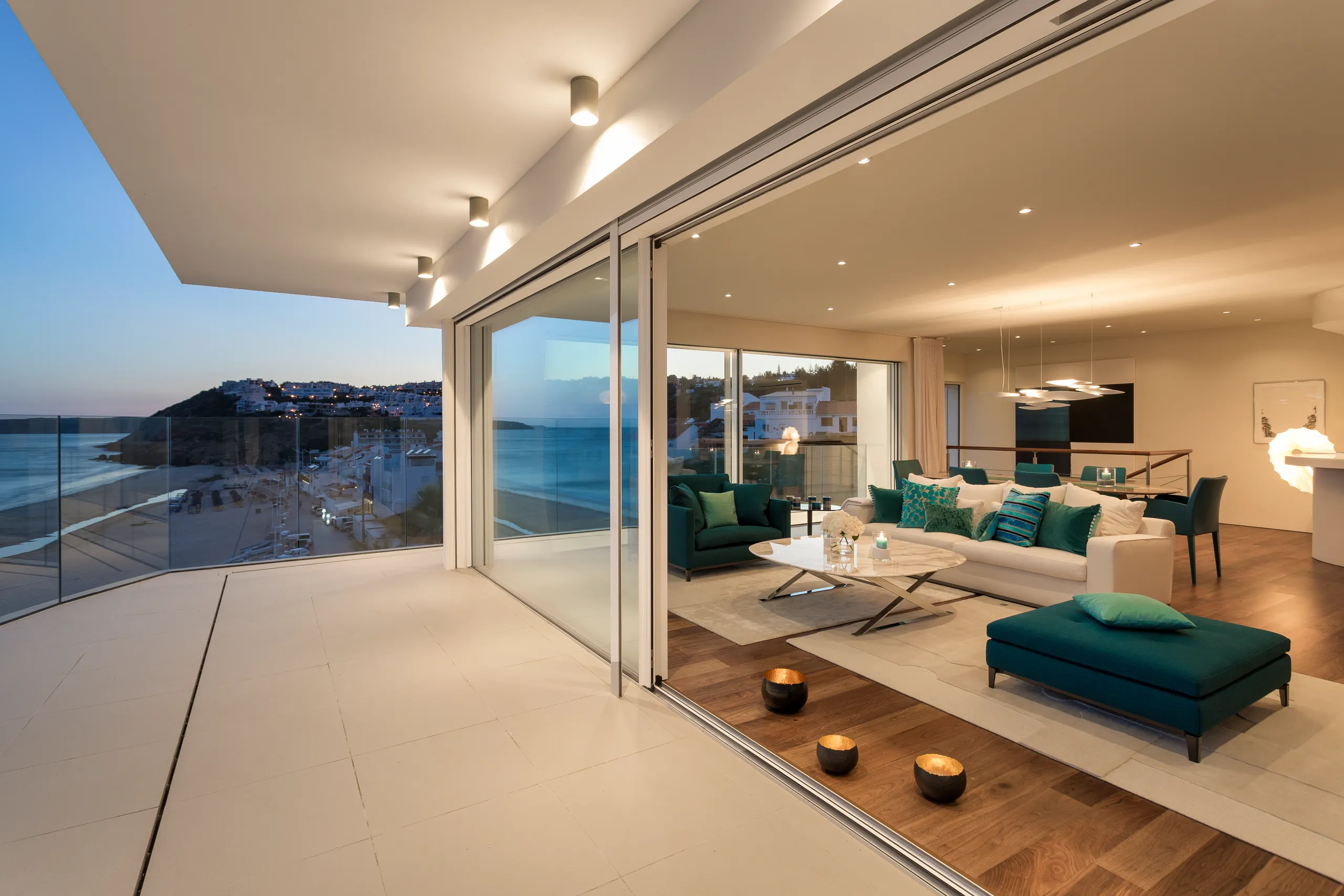 Captivating Contemporary Villa with Infinity Pool and Spectacular Coastline Views — photograph 2