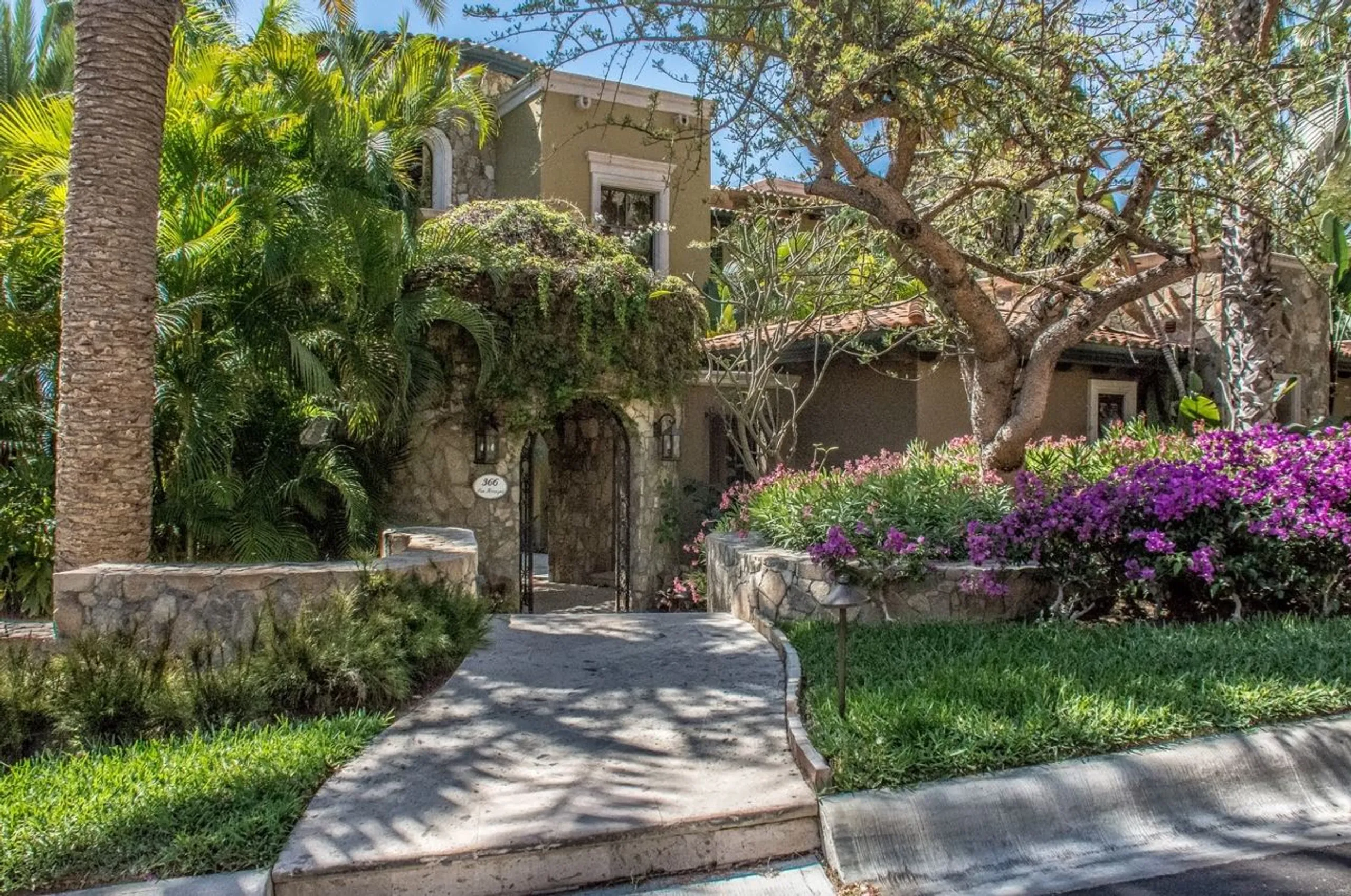 Graceful Four Bedroom Los Cabos Villa with Private Infinity Pool and Ocean Views — photograph 4