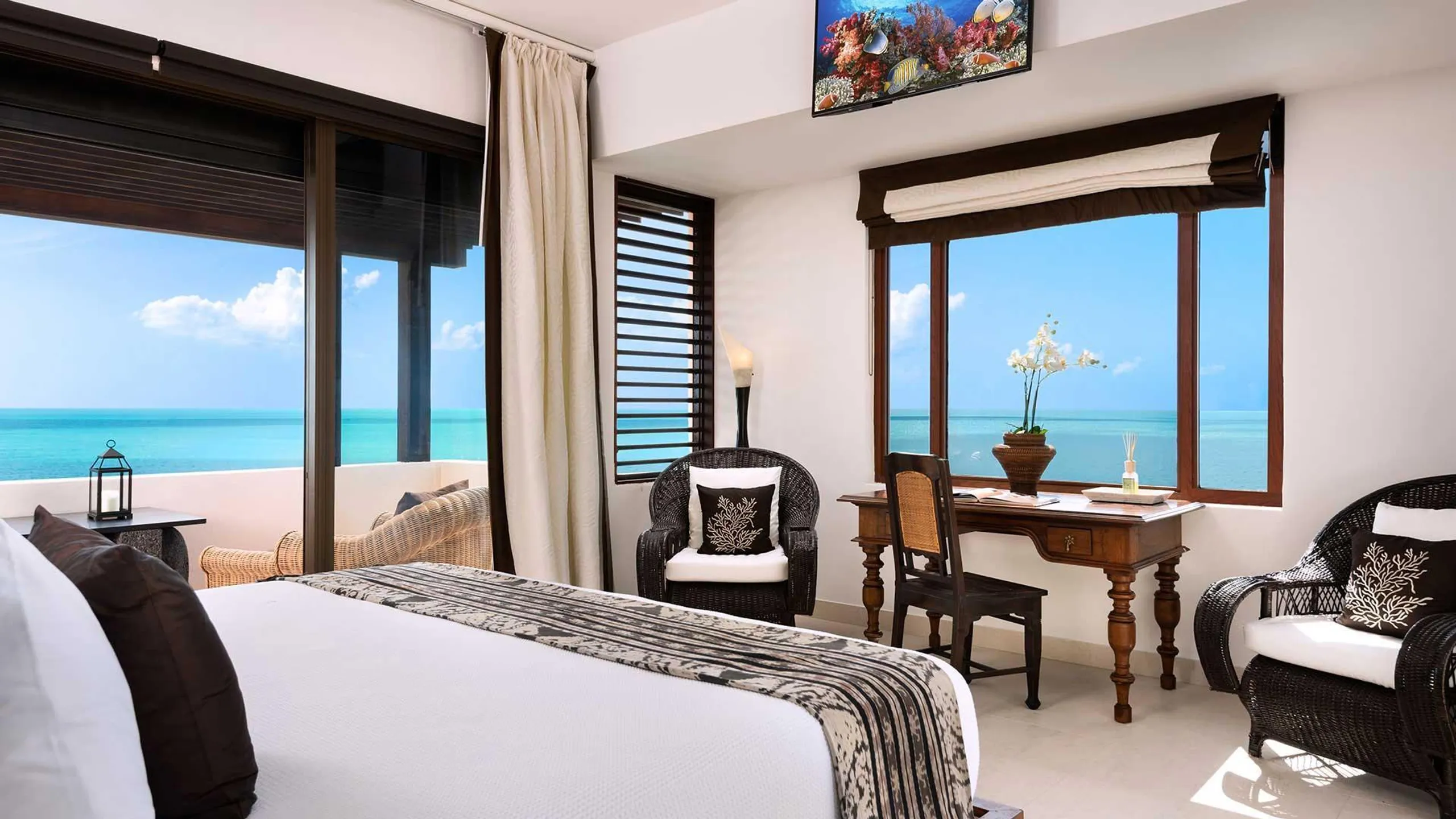Hilltop Grand Luxury Estate with 360 Degree Views Infinity Pool and Private Cove — photograph 8