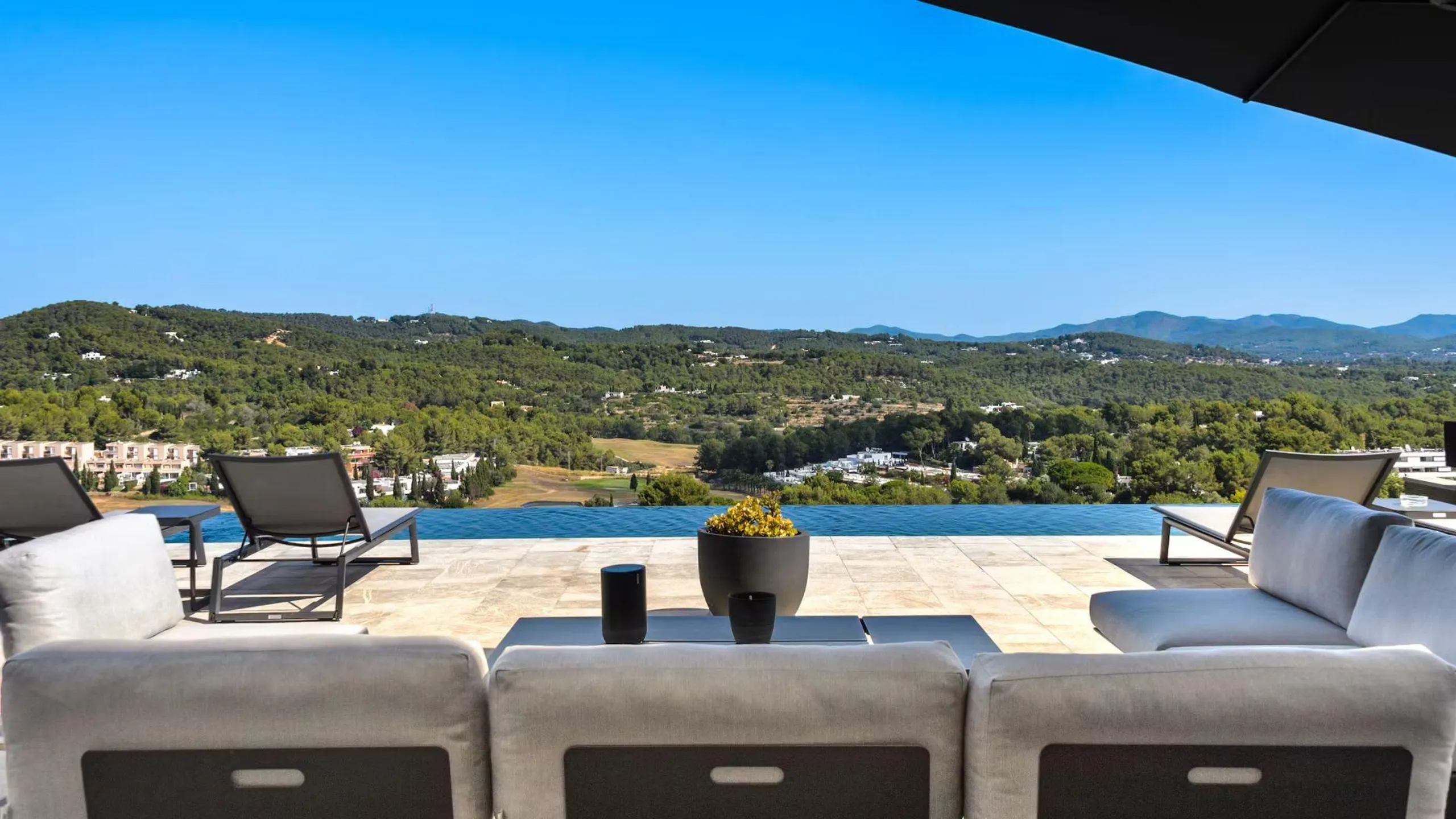 Sophisticated Modern Villa with Private Pool, and Panoramic Views — photograph 3