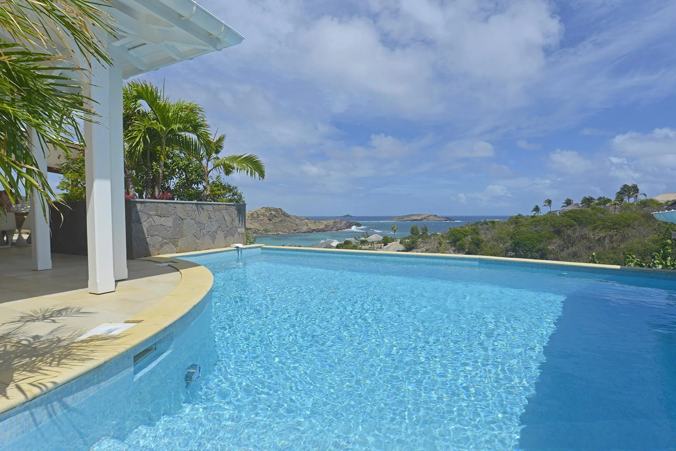 Posh Tropical Villa with Private Pool and Ocean Views — photograph 2