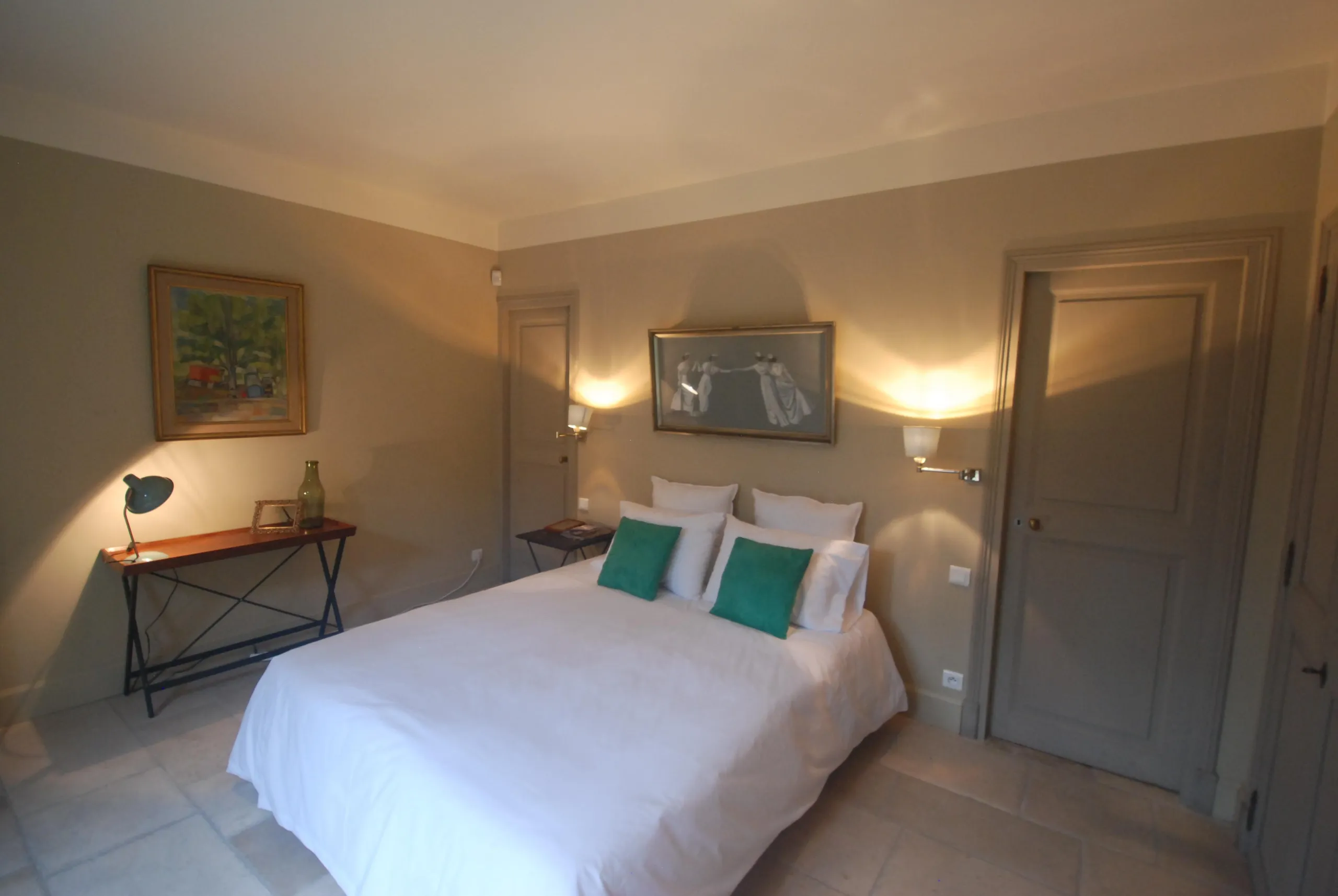 Charming Provencal Retreat with Serene Gardens and Historic Elegance in Saint Remy de Provence — photograph 9