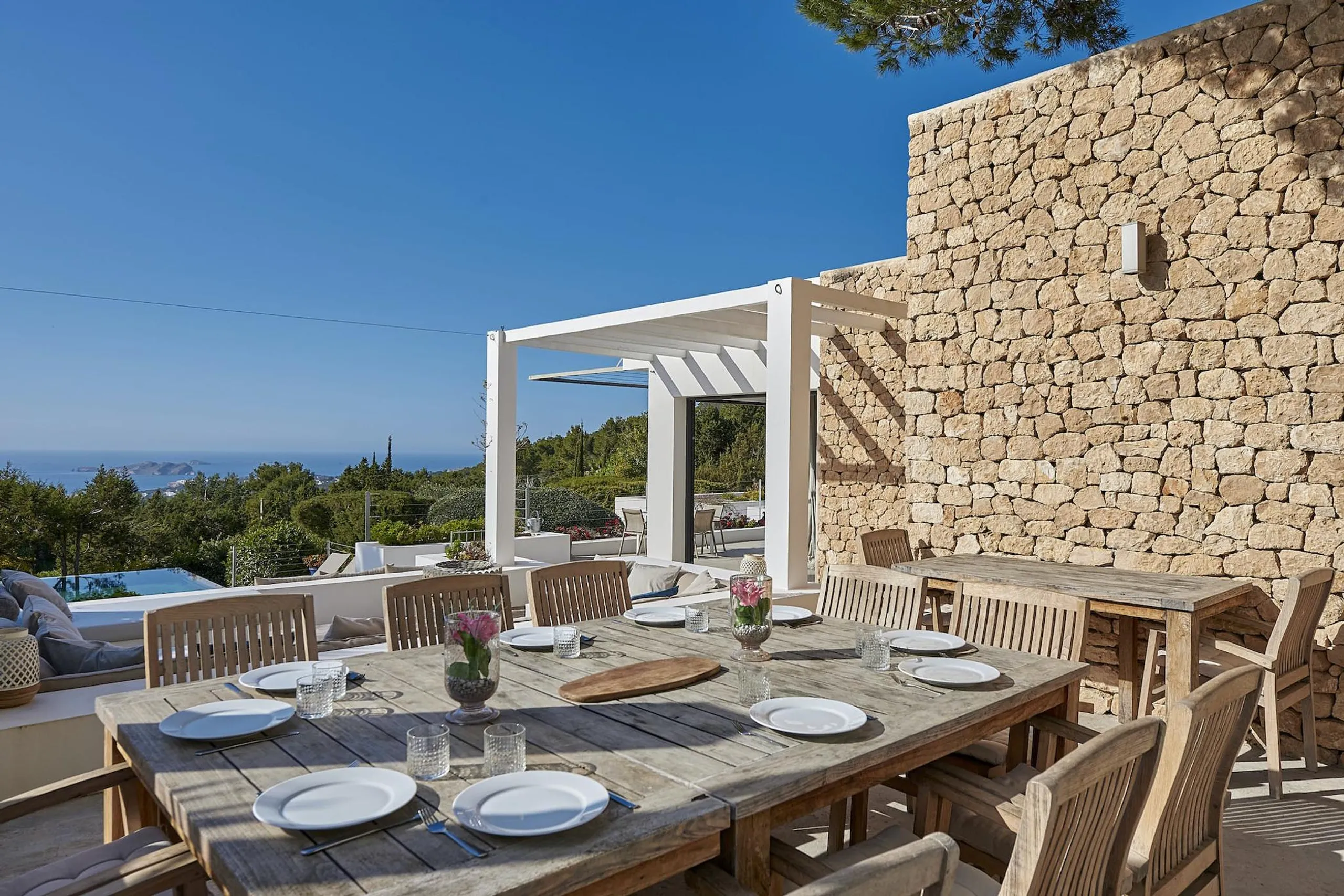 Stylish Ibiza Seaside Villa with Infinity Pool and Oceanview Dining — photograph 5